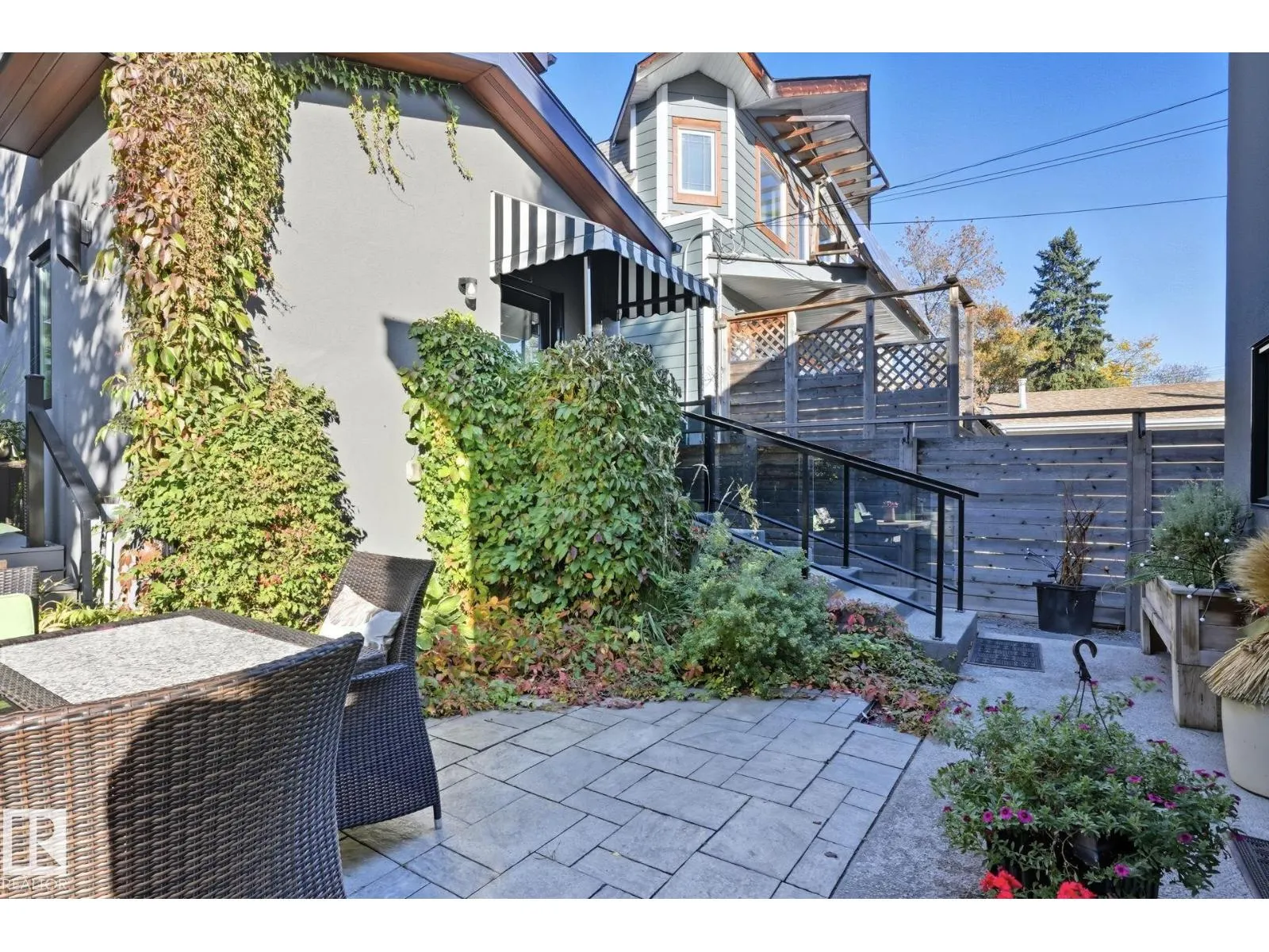 11121 81 AV NW
