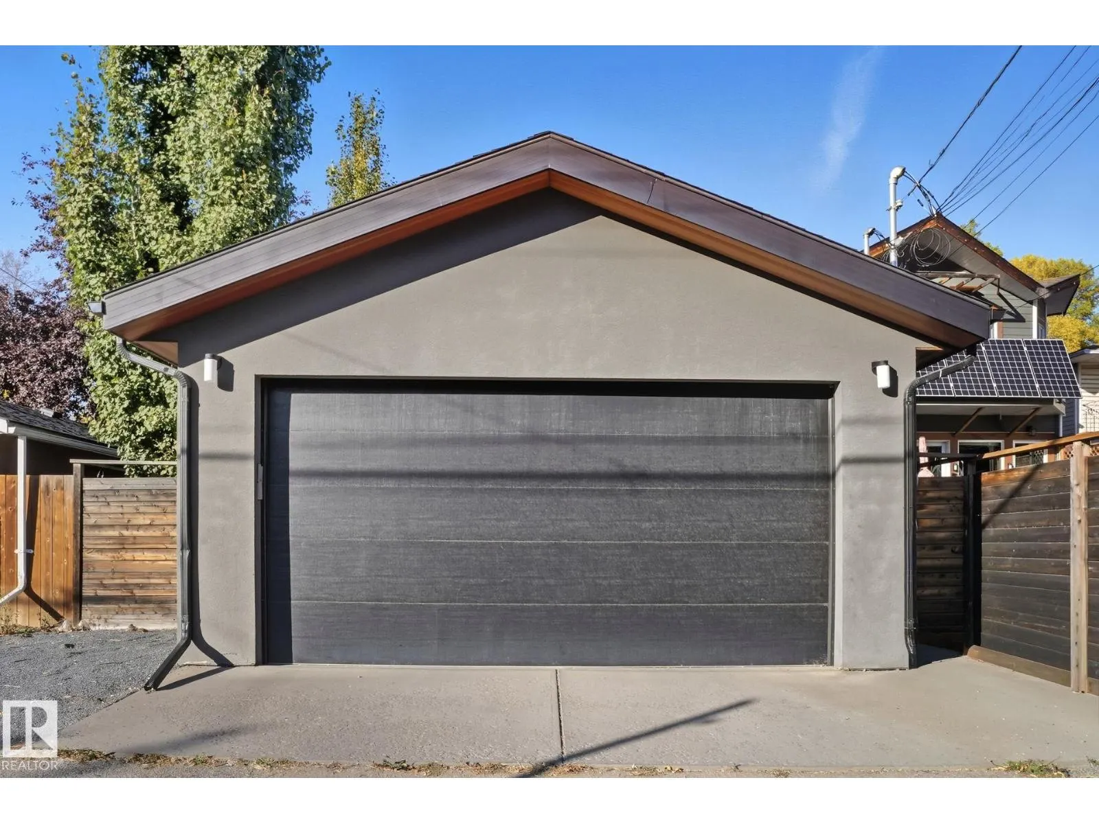 11121 81 AV NW