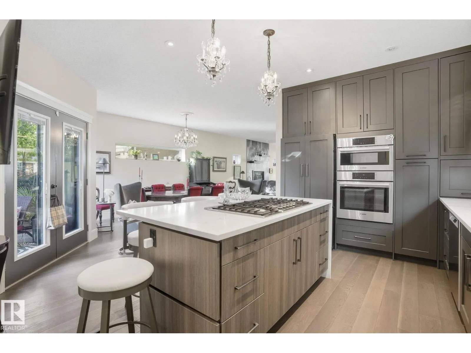 11121 81 AV NW