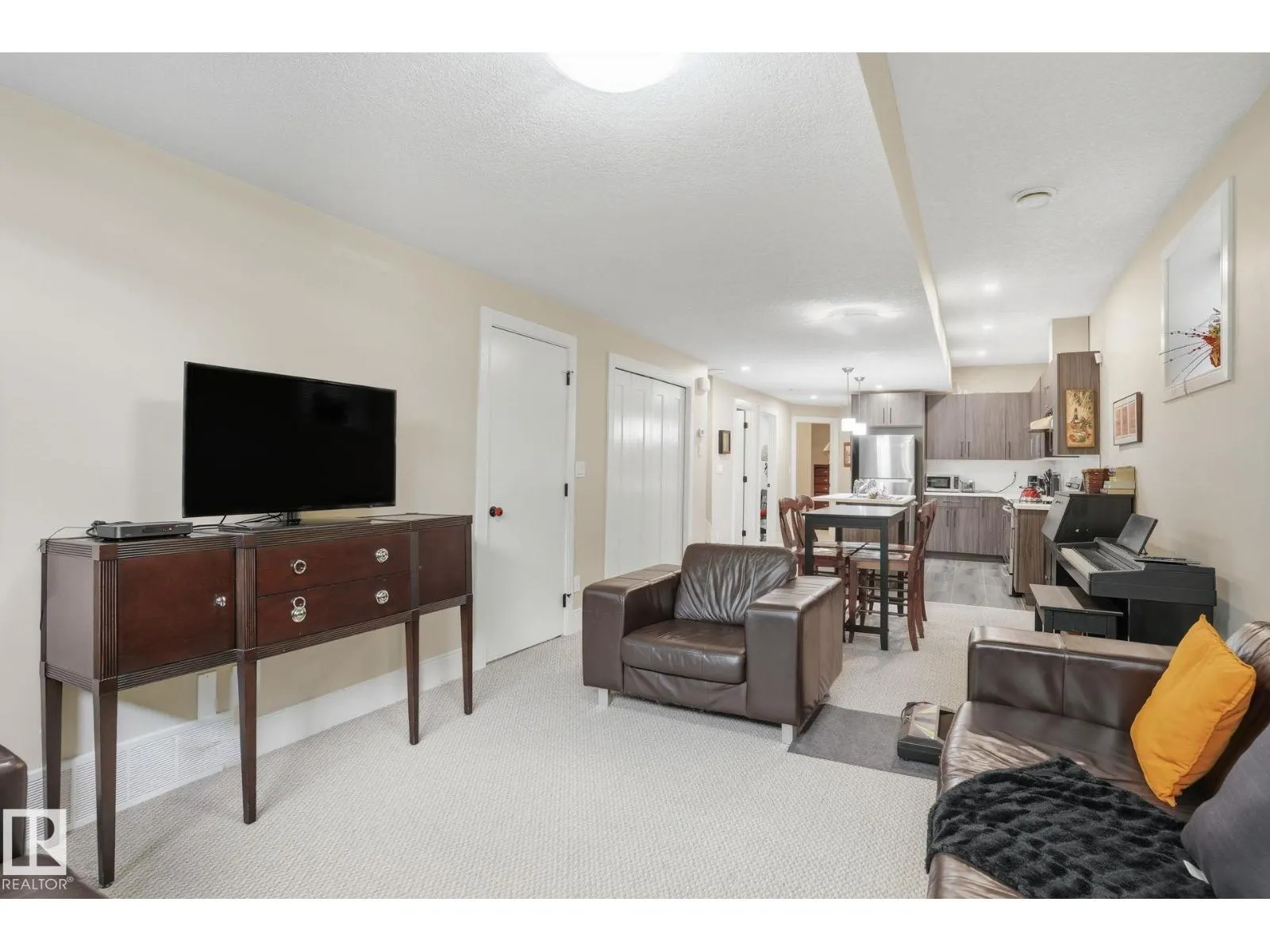 11121 81 AV NW