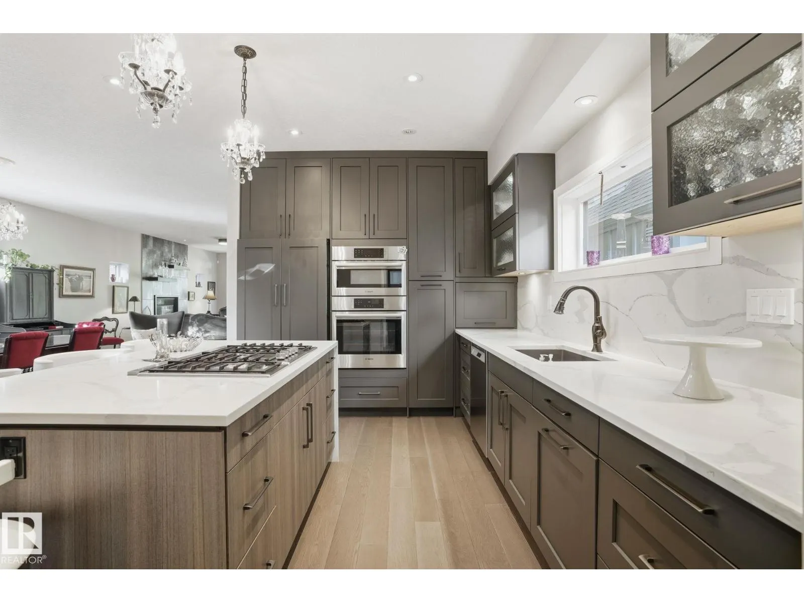 11121 81 AV NW