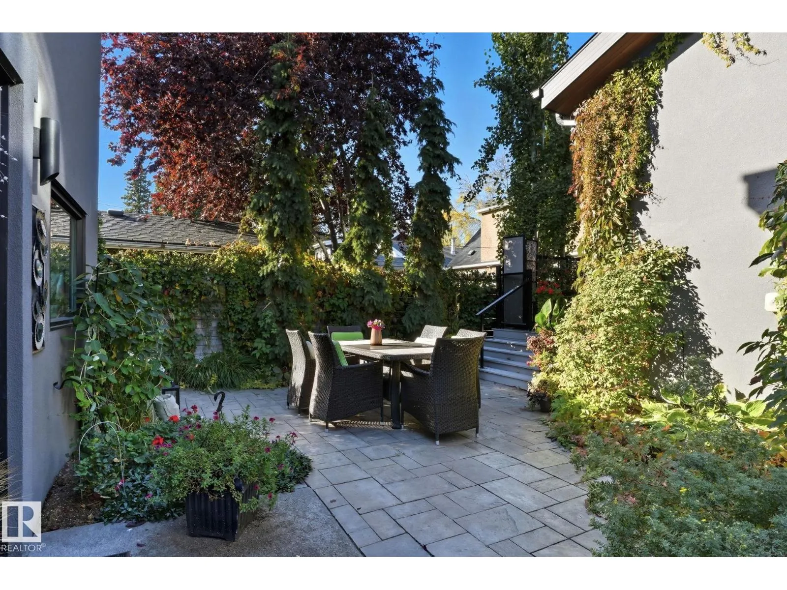 11121 81 AV NW