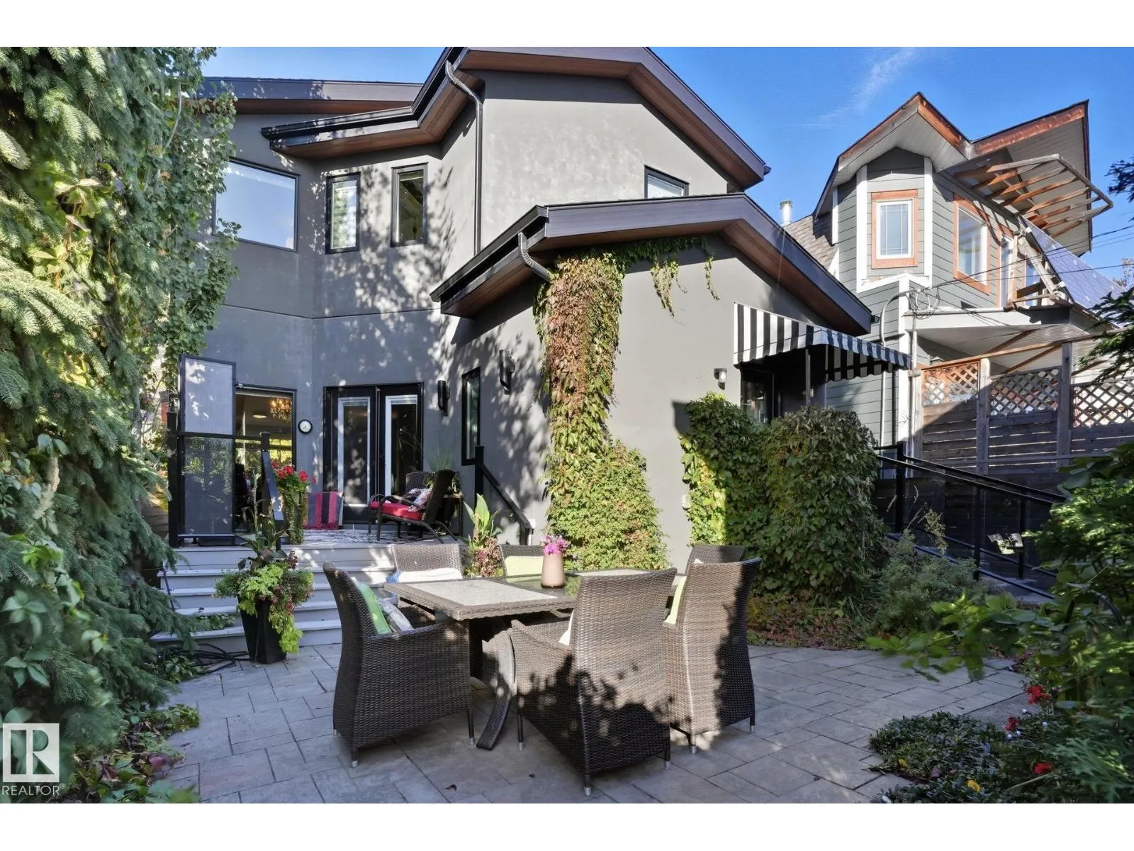 11121 81 AV NW
