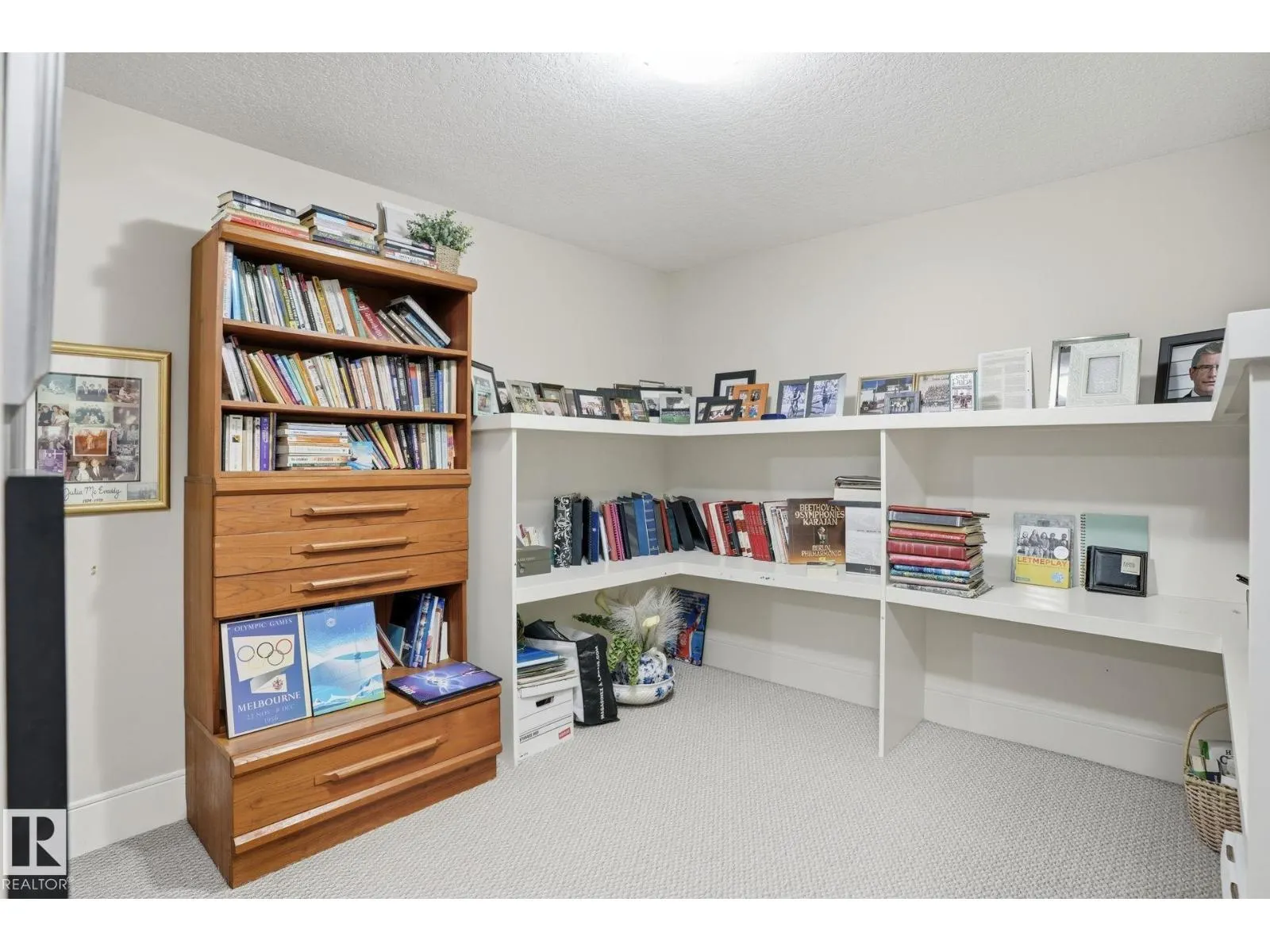11121 81 AV NW