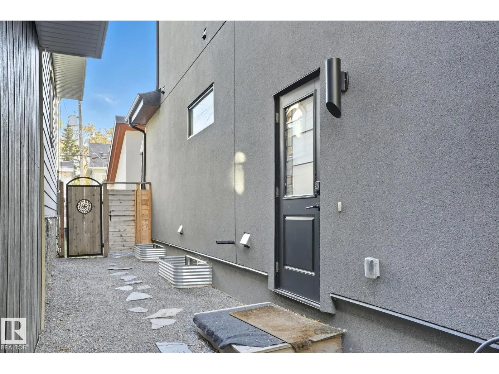 11121 81 AV NW