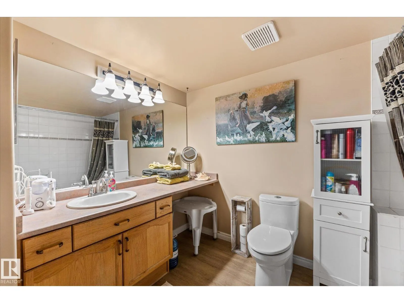 #203 160 KINGSWOOD BV
