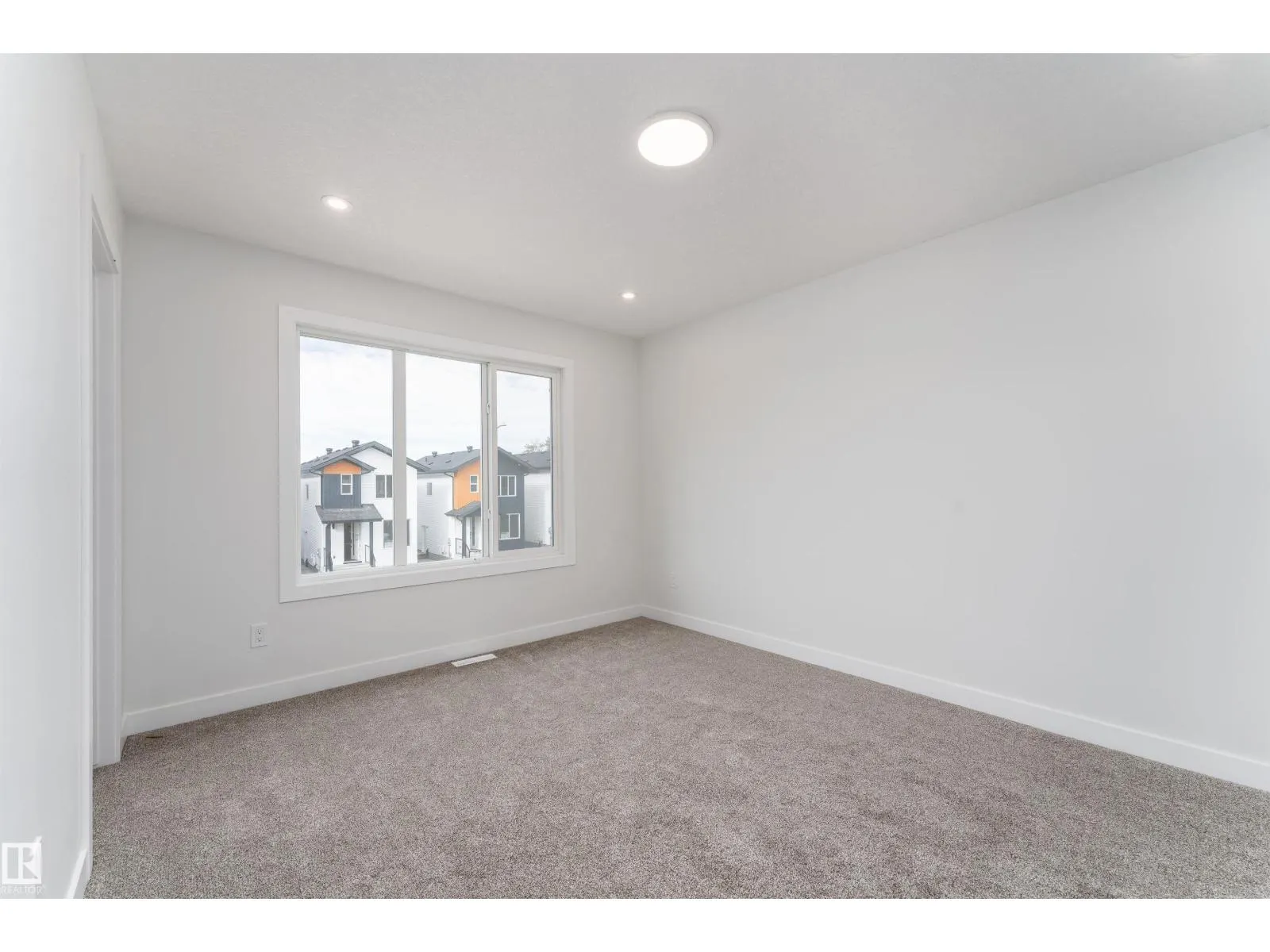 12431 47 ST NW