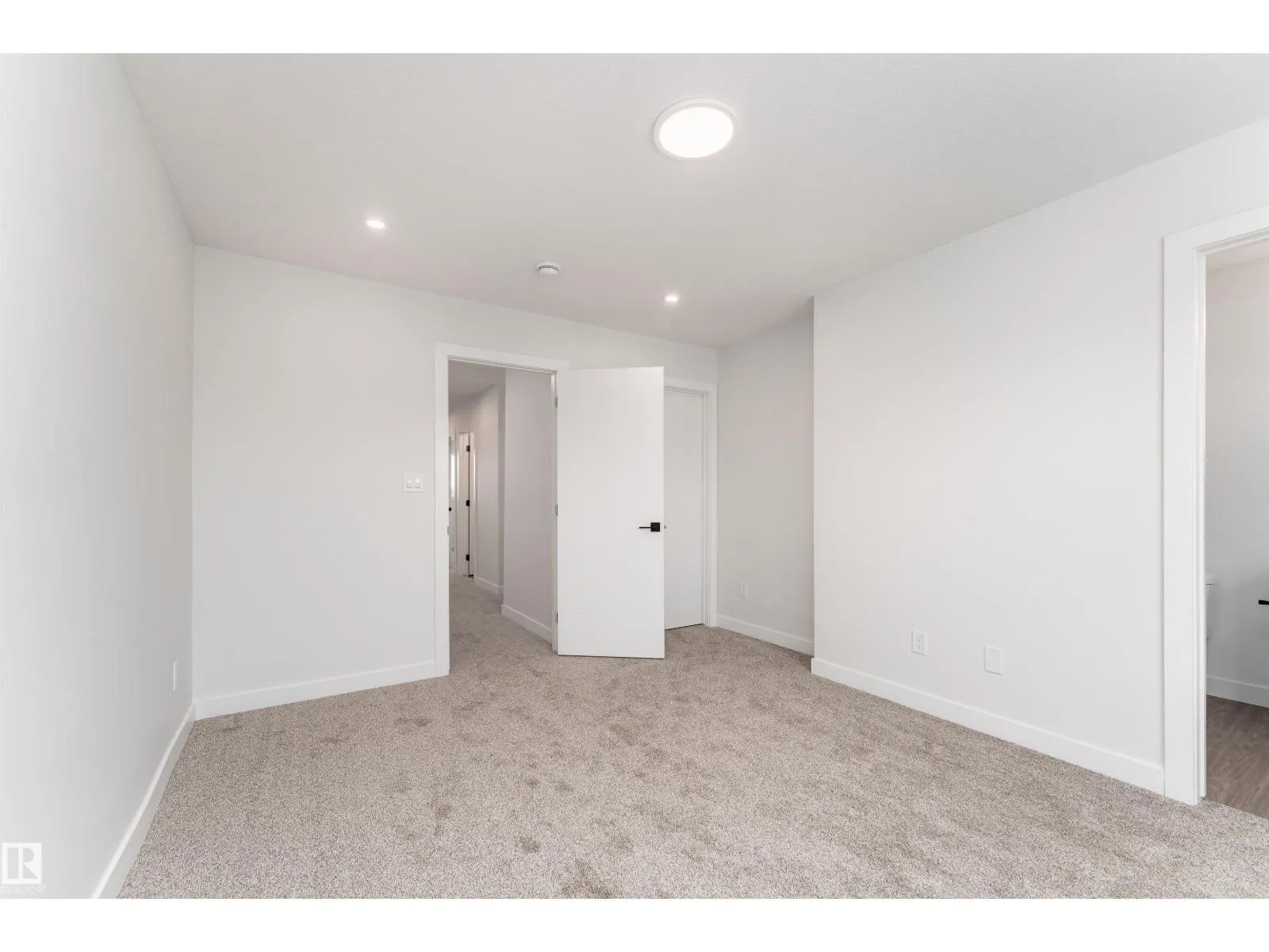 12431 47 ST NW