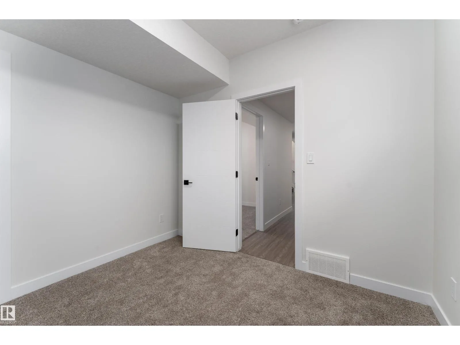 12431 47 ST NW