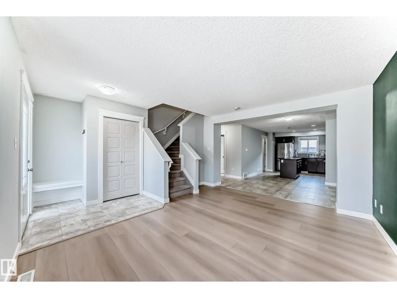 1611 52 ST SW