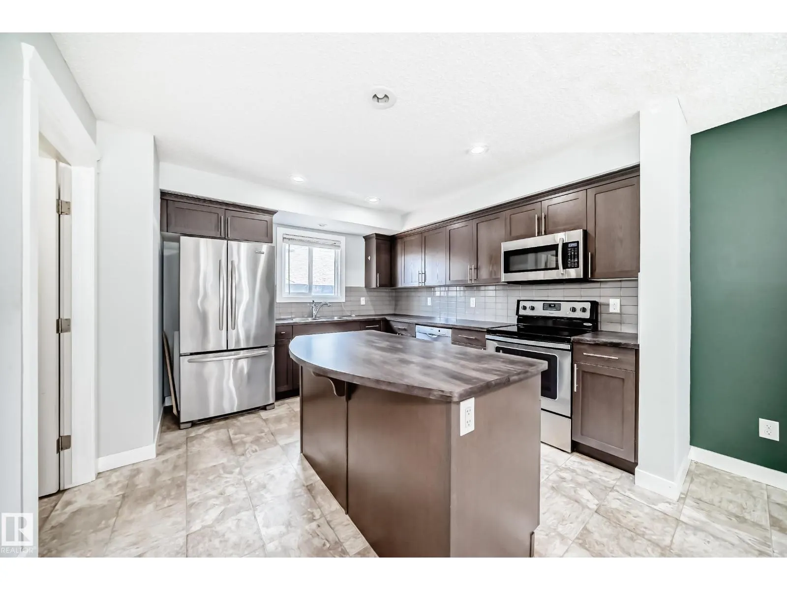 1611 52 ST SW