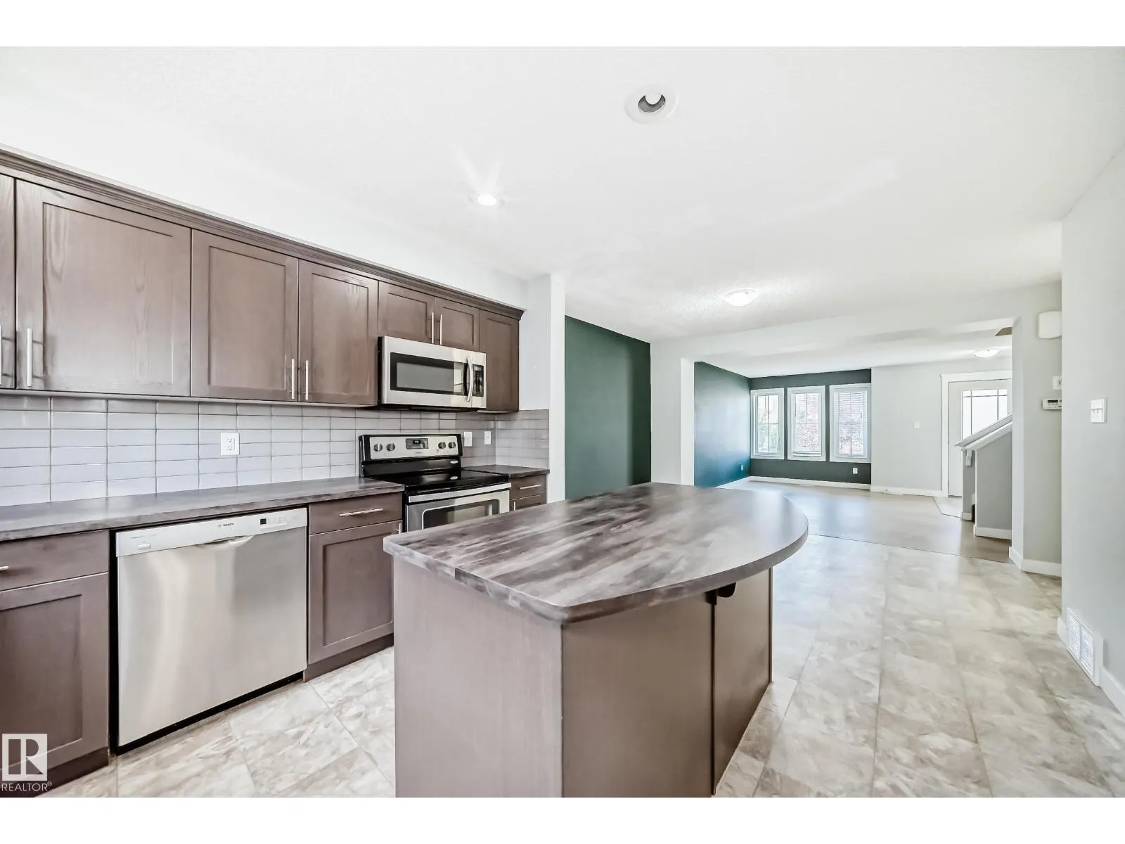 1611 52 ST SW
