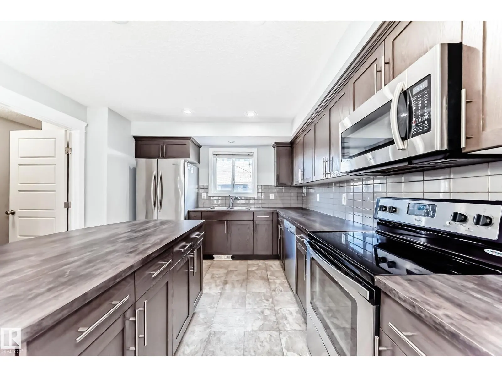 1611 52 ST SW