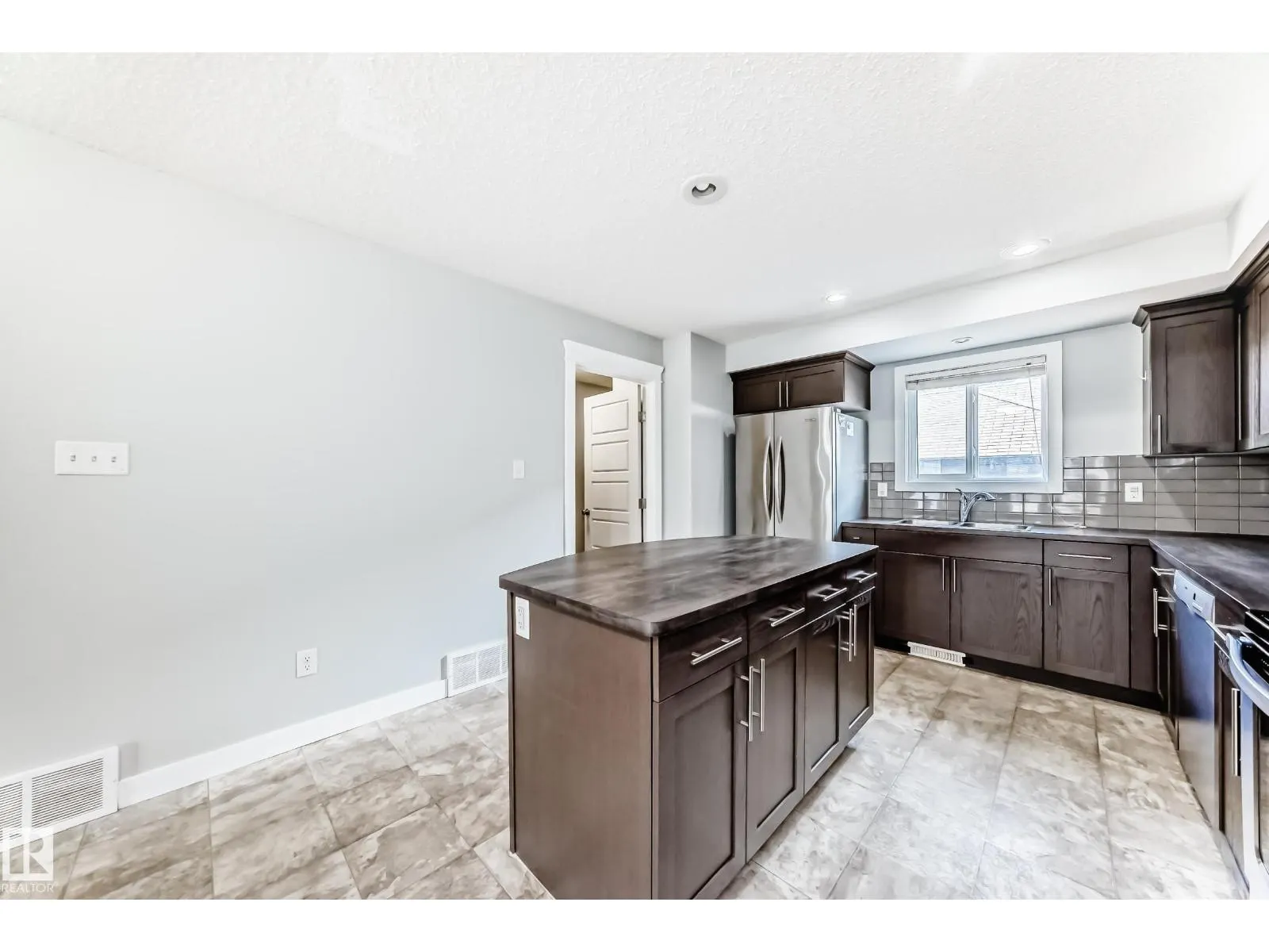 1611 52 ST SW