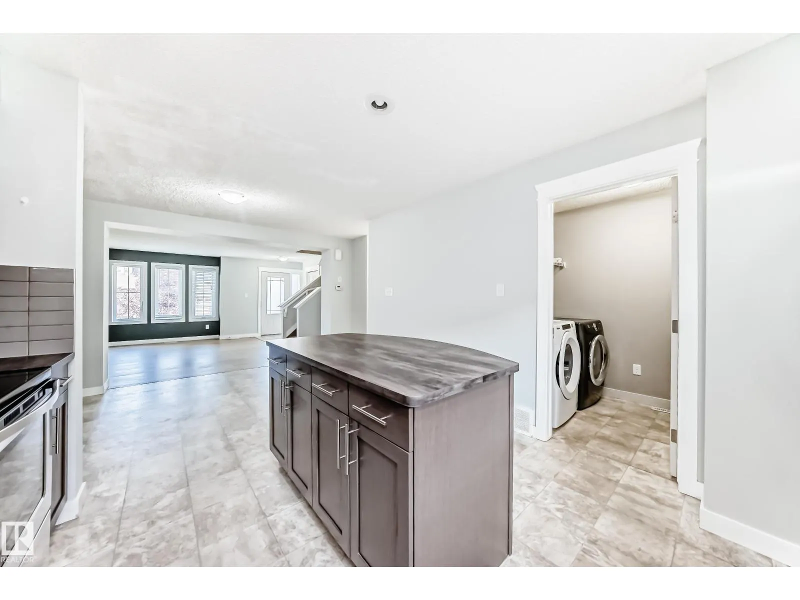 1611 52 ST SW