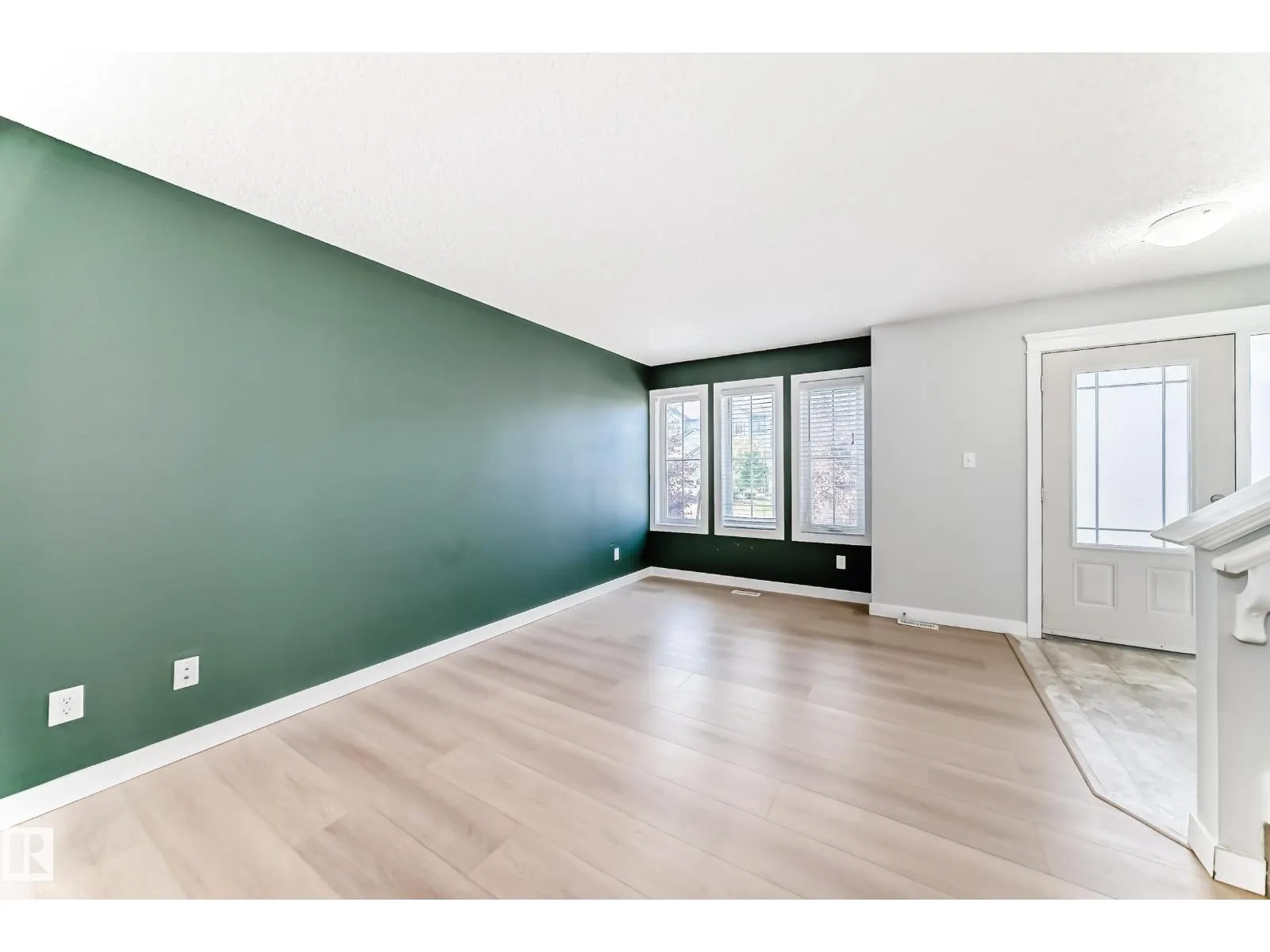 1611 52 ST SW