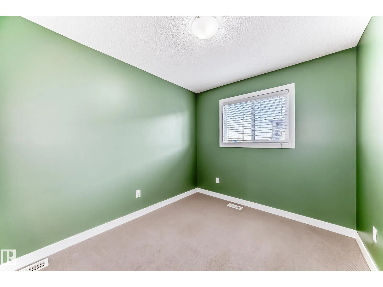 1611 52 ST SW