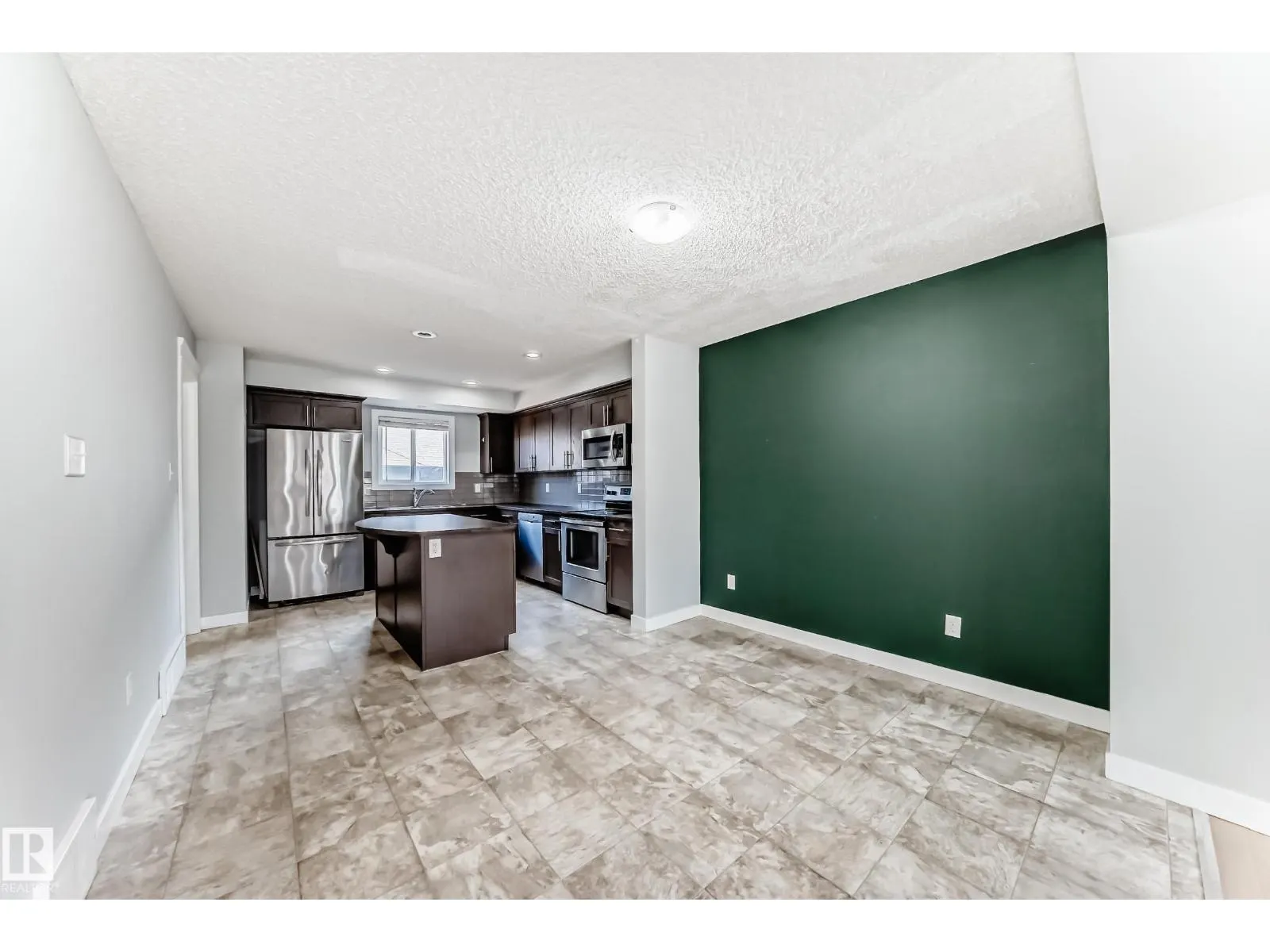 1611 52 ST SW