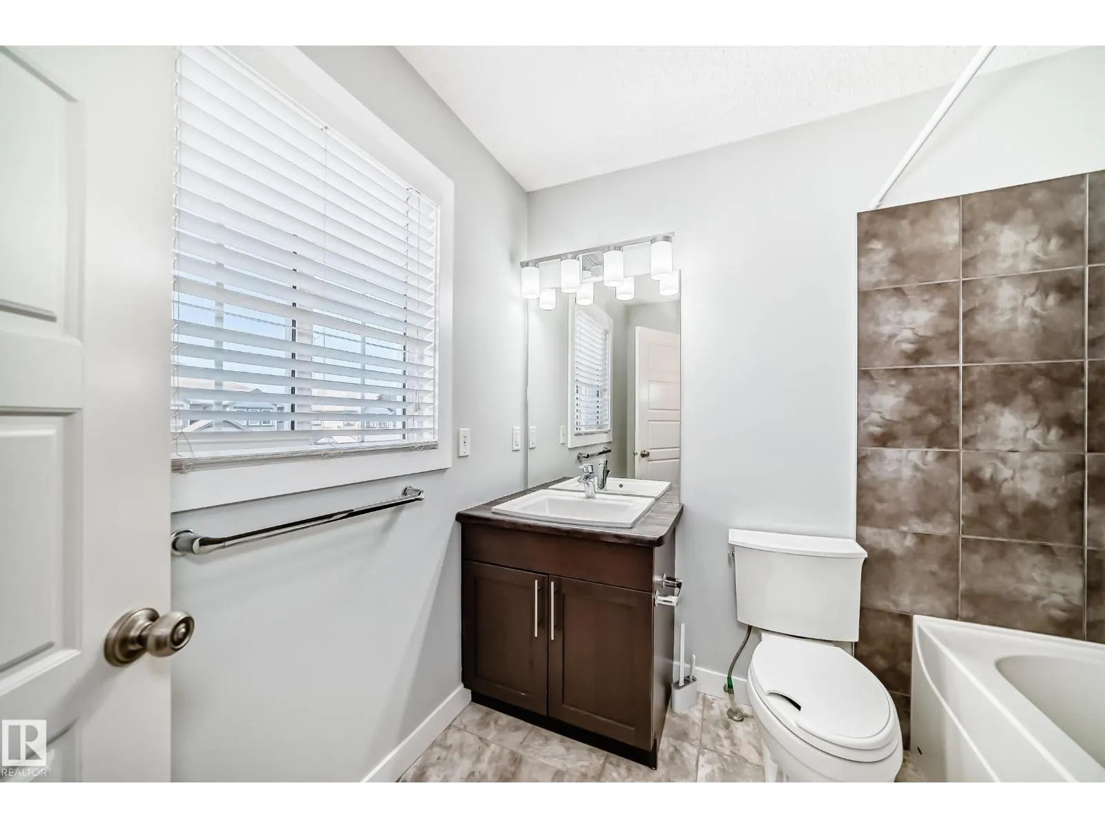 1611 52 ST SW
