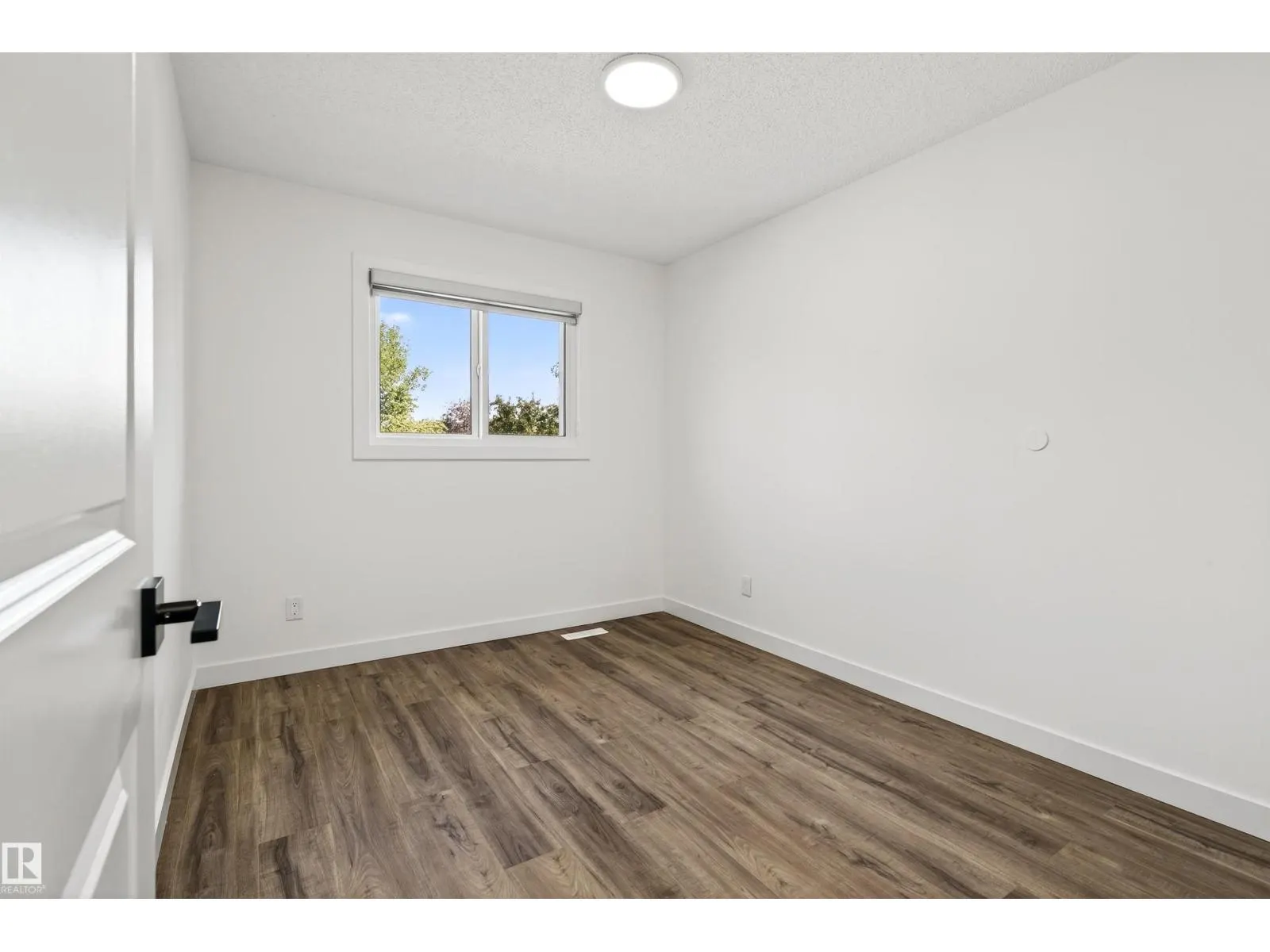4516 27 AV NW