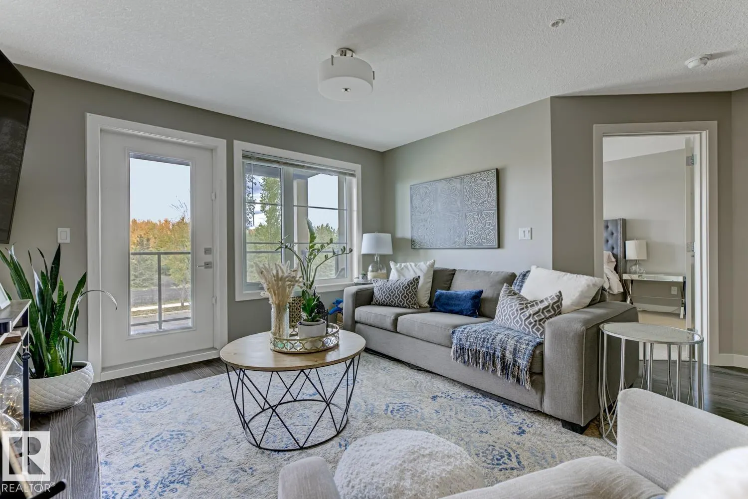 #210 5029 EDGEMONT BV NW
