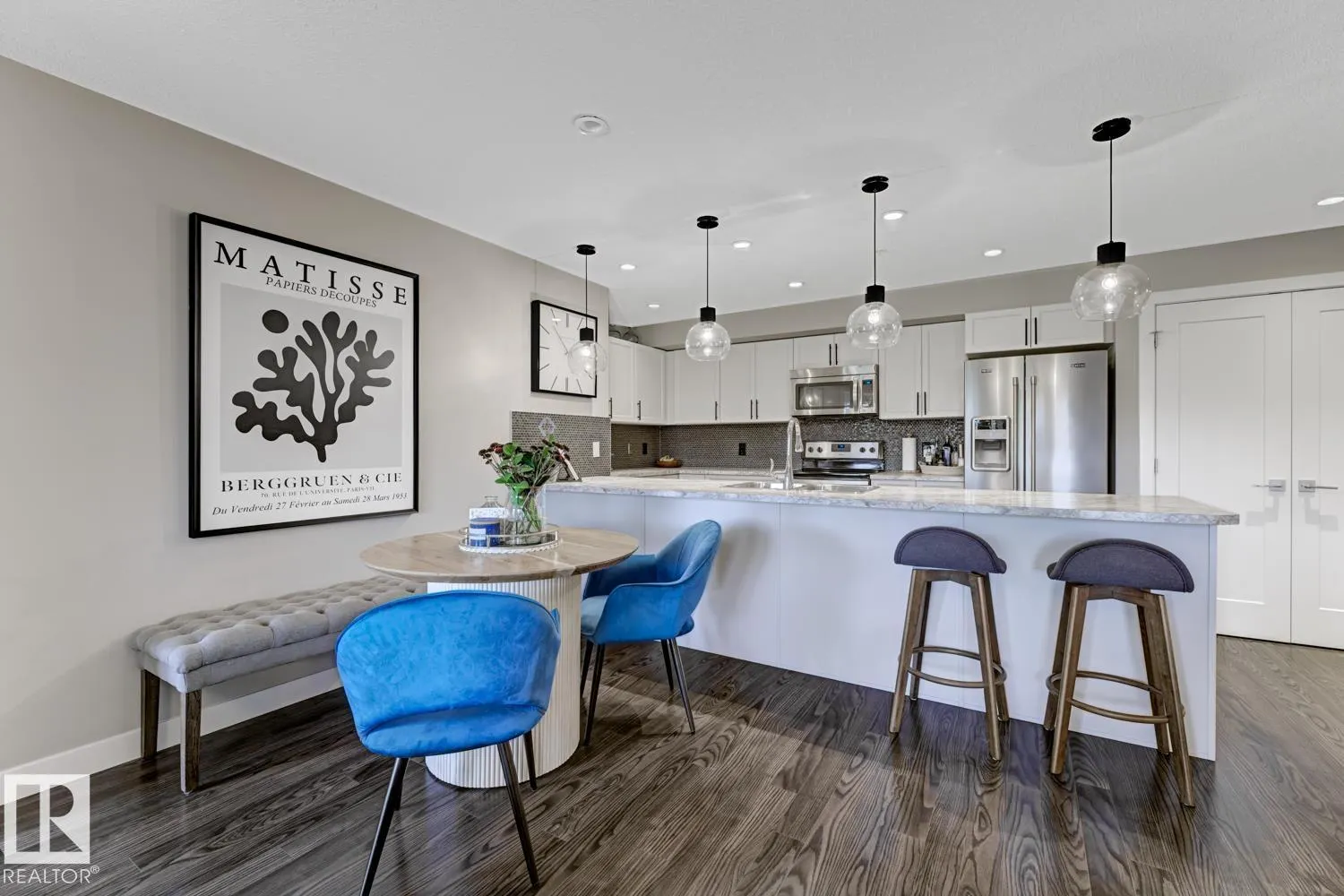 #210 5029 EDGEMONT BV NW