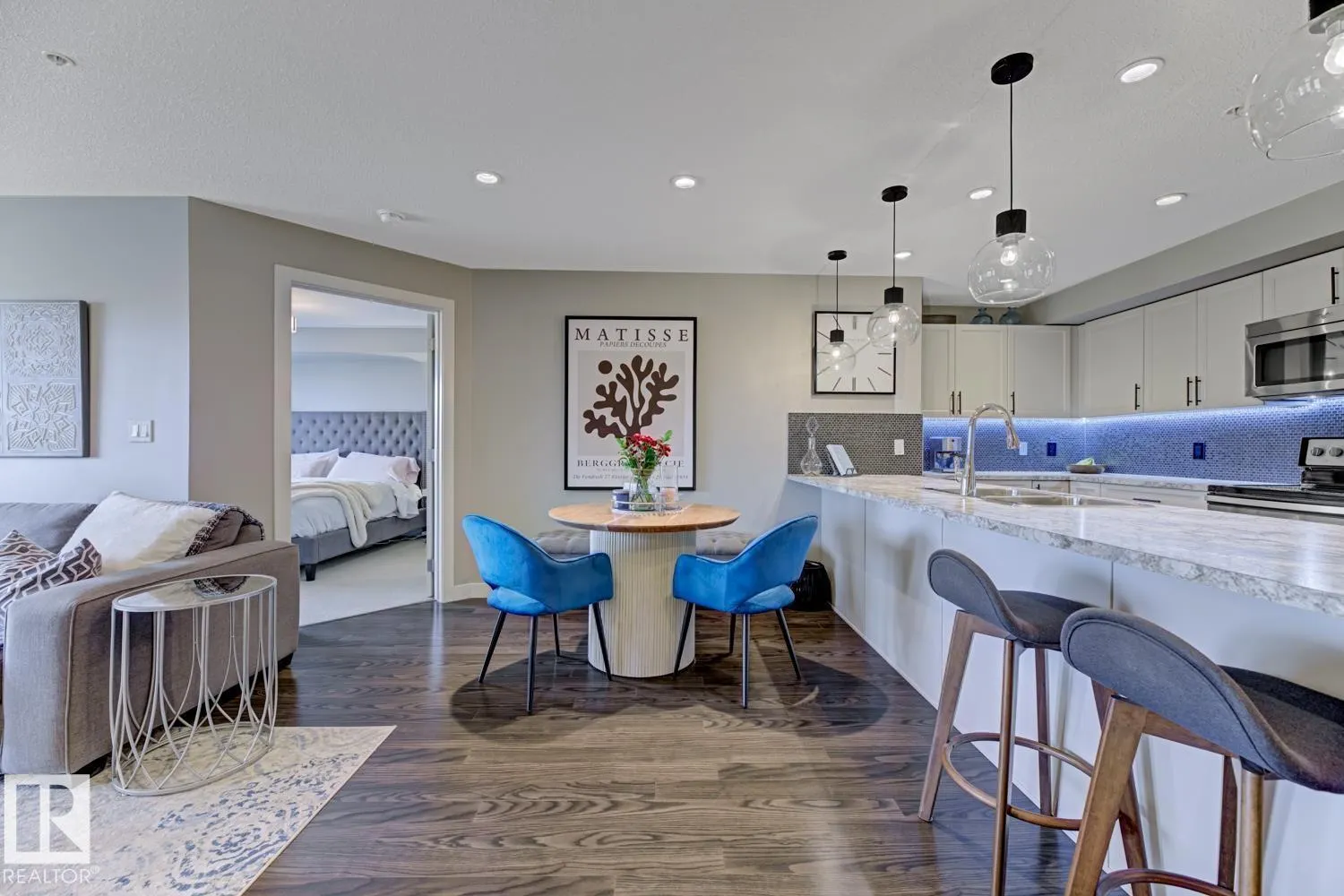 #210 5029 EDGEMONT BV NW