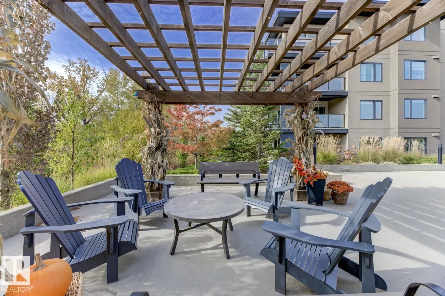 #210 5029 EDGEMONT BV NW