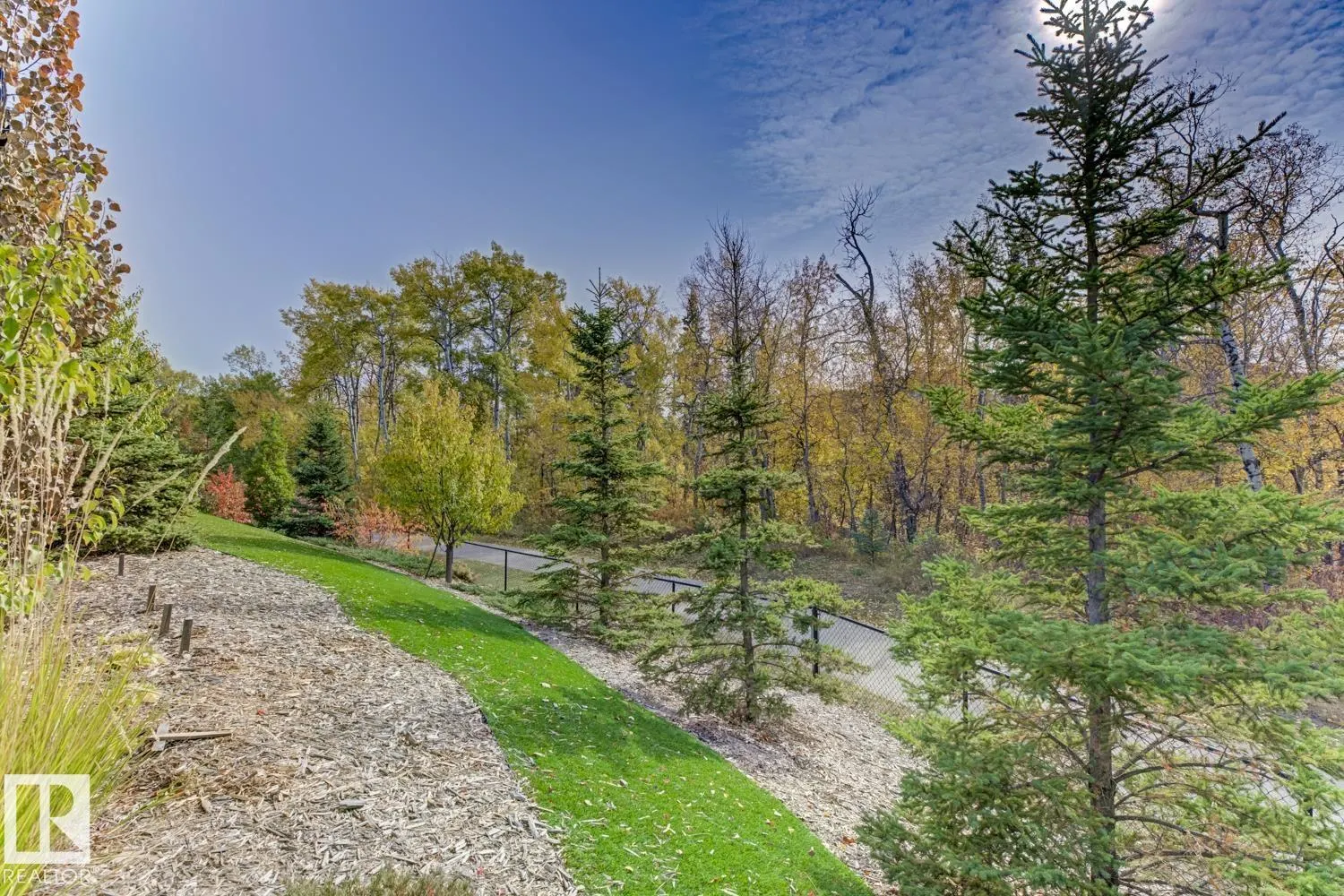#210 5029 EDGEMONT BV NW