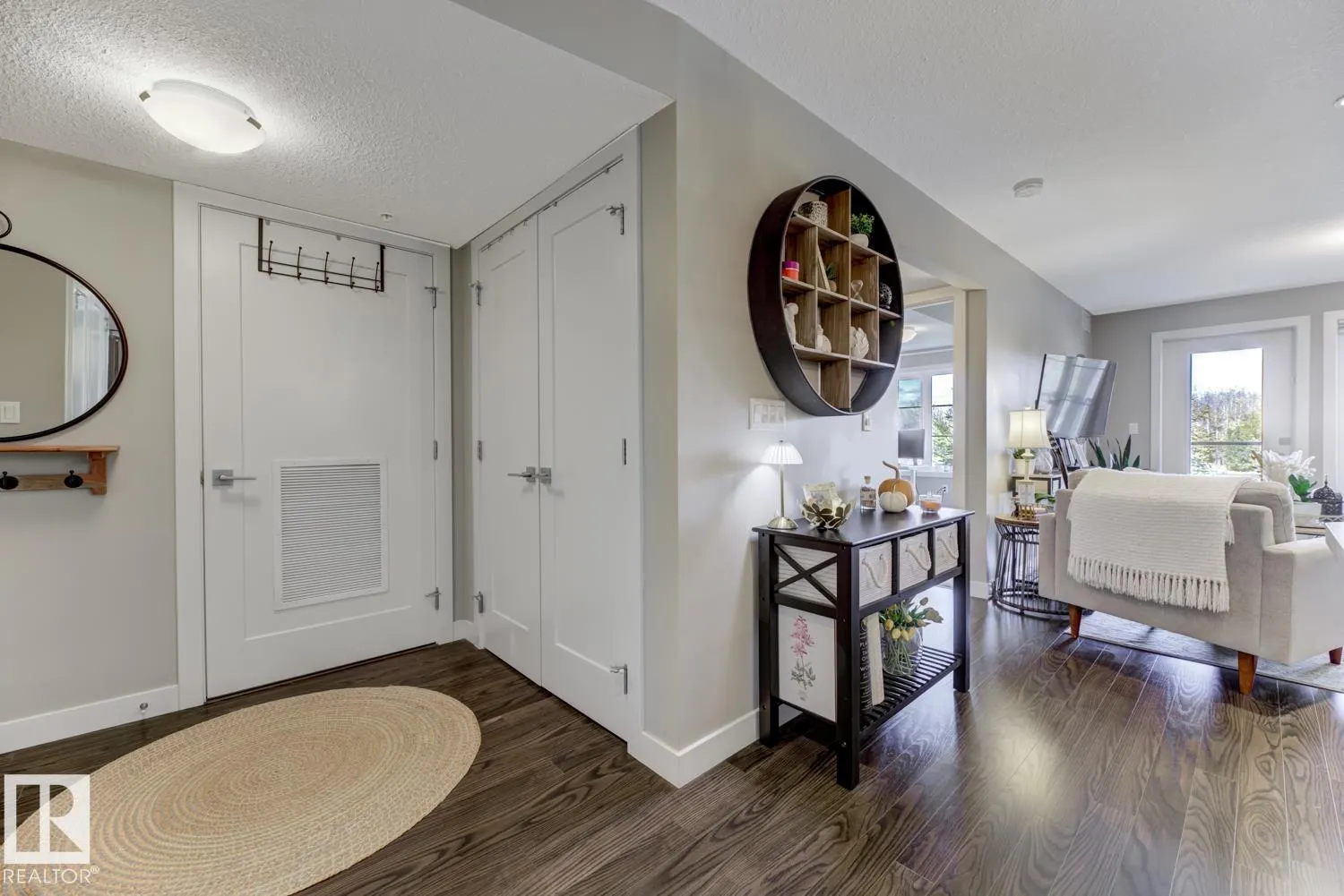 #210 5029 EDGEMONT BV NW