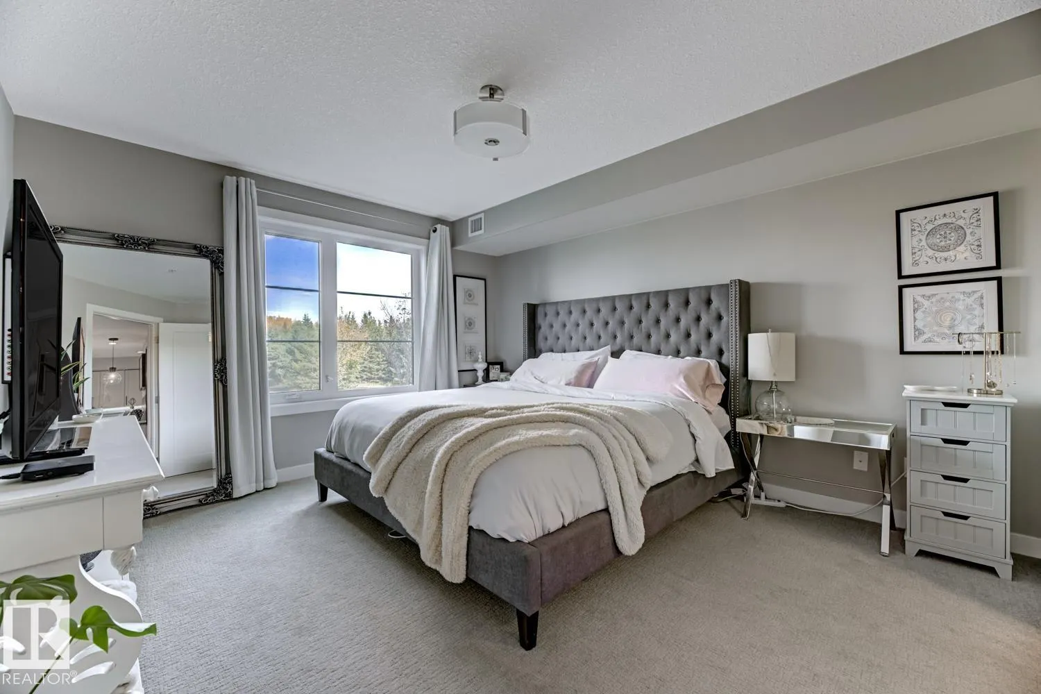 #210 5029 EDGEMONT BV NW