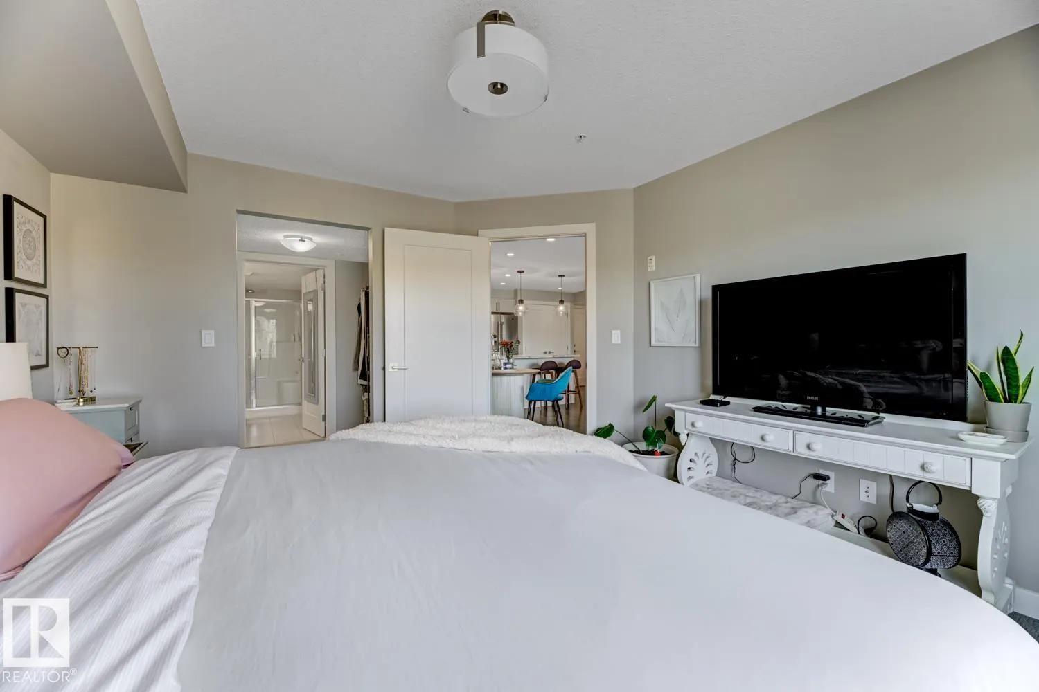 #210 5029 EDGEMONT BV NW