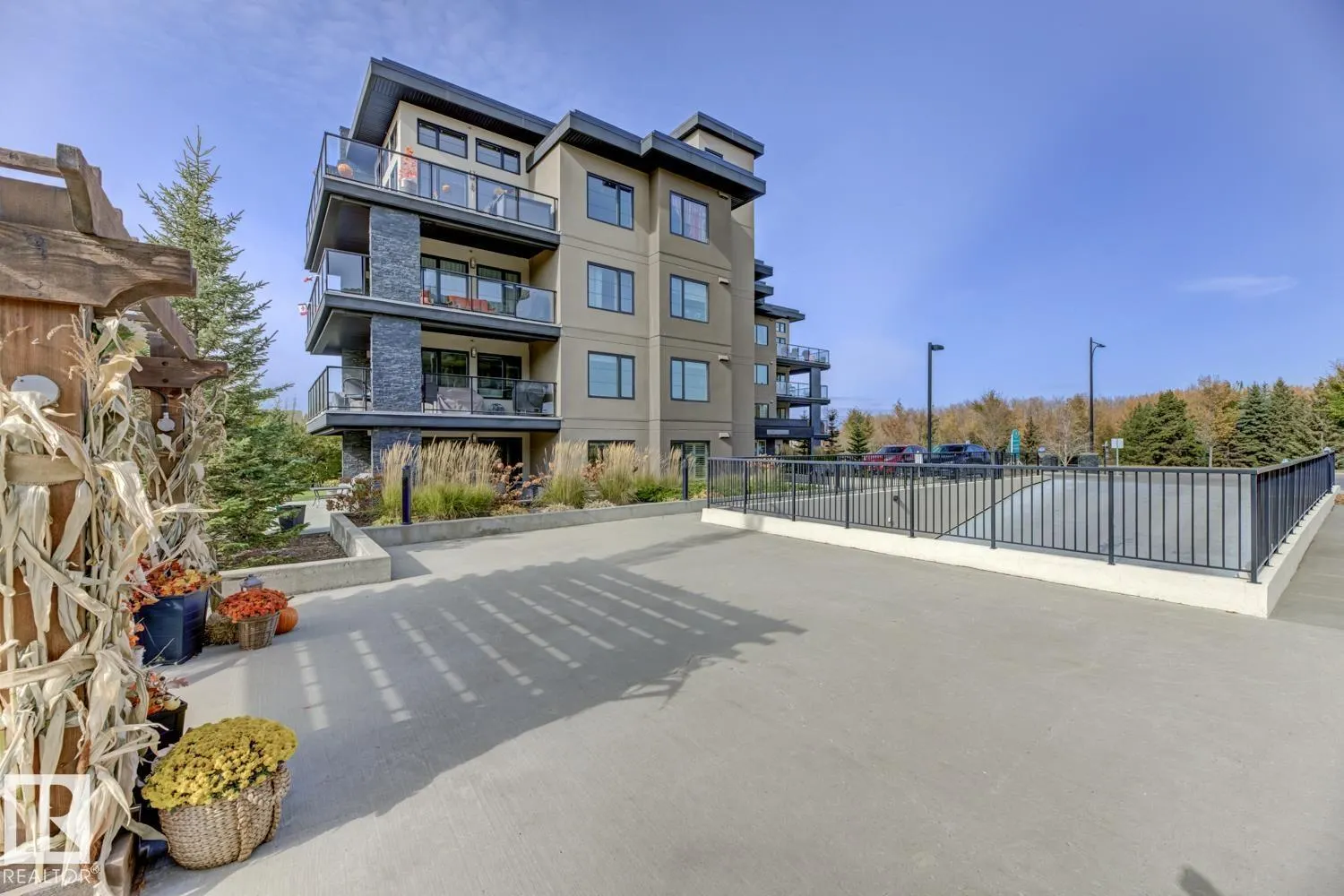 #210 5029 EDGEMONT BV NW