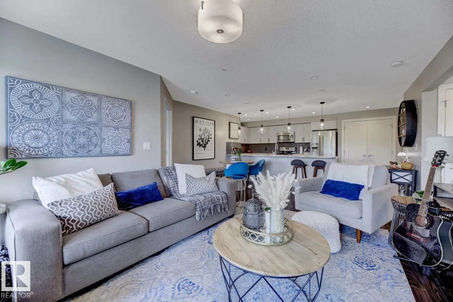 #210 5029 EDGEMONT BV NW