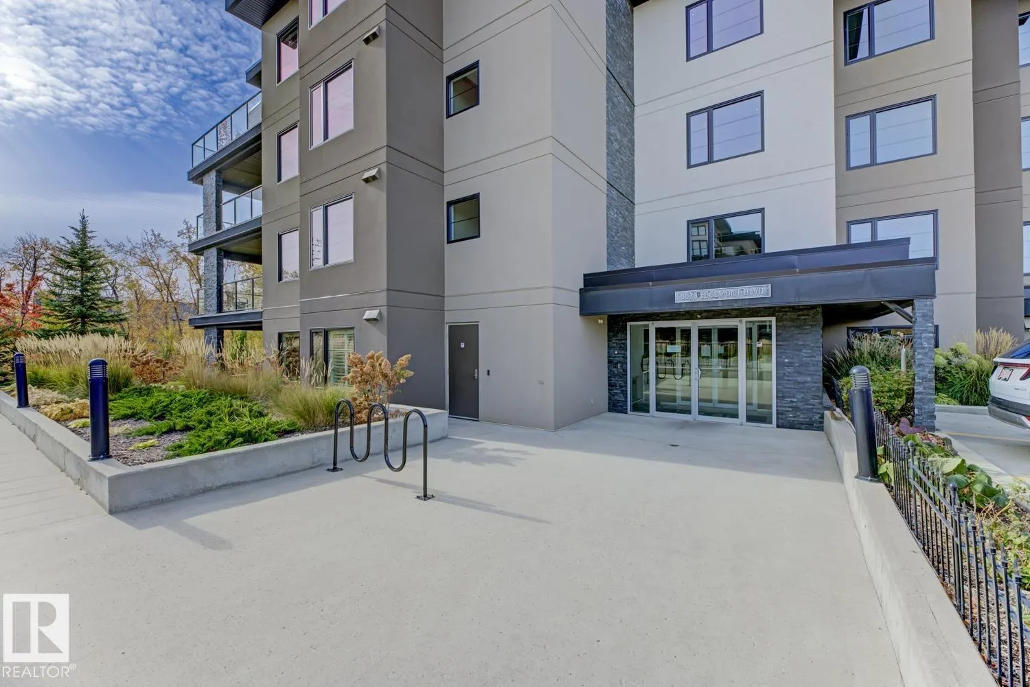 #210 5029 EDGEMONT BV NW