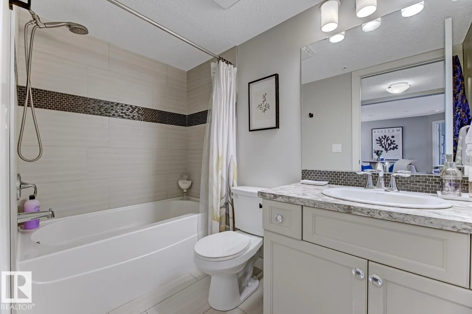 #210 5029 EDGEMONT BV NW