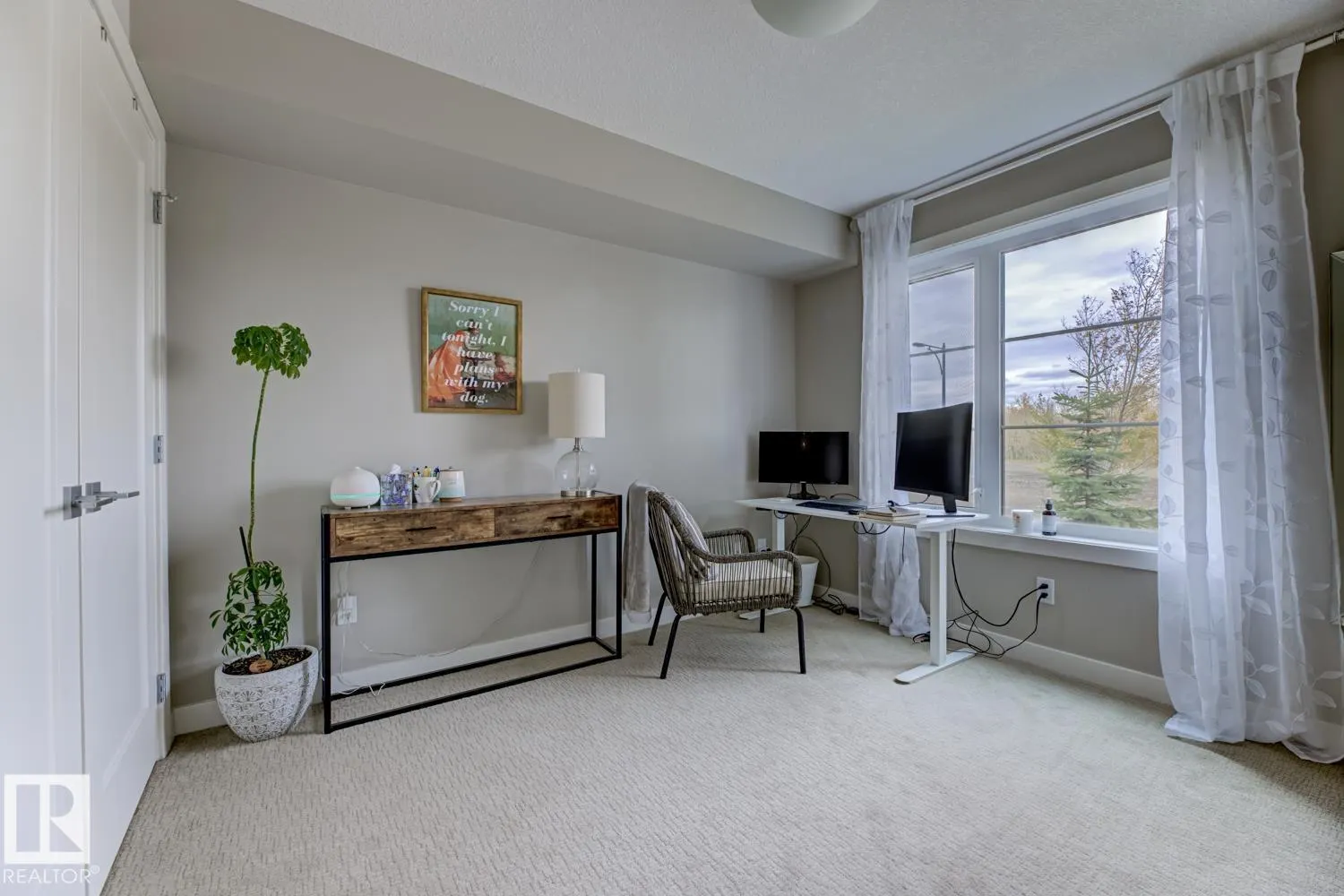 #210 5029 EDGEMONT BV NW