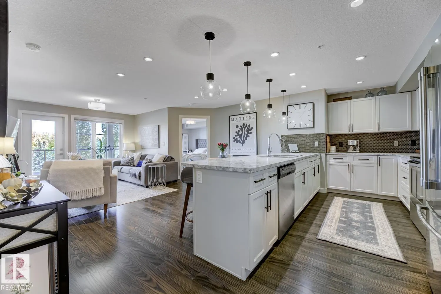#210 5029 EDGEMONT BV NW