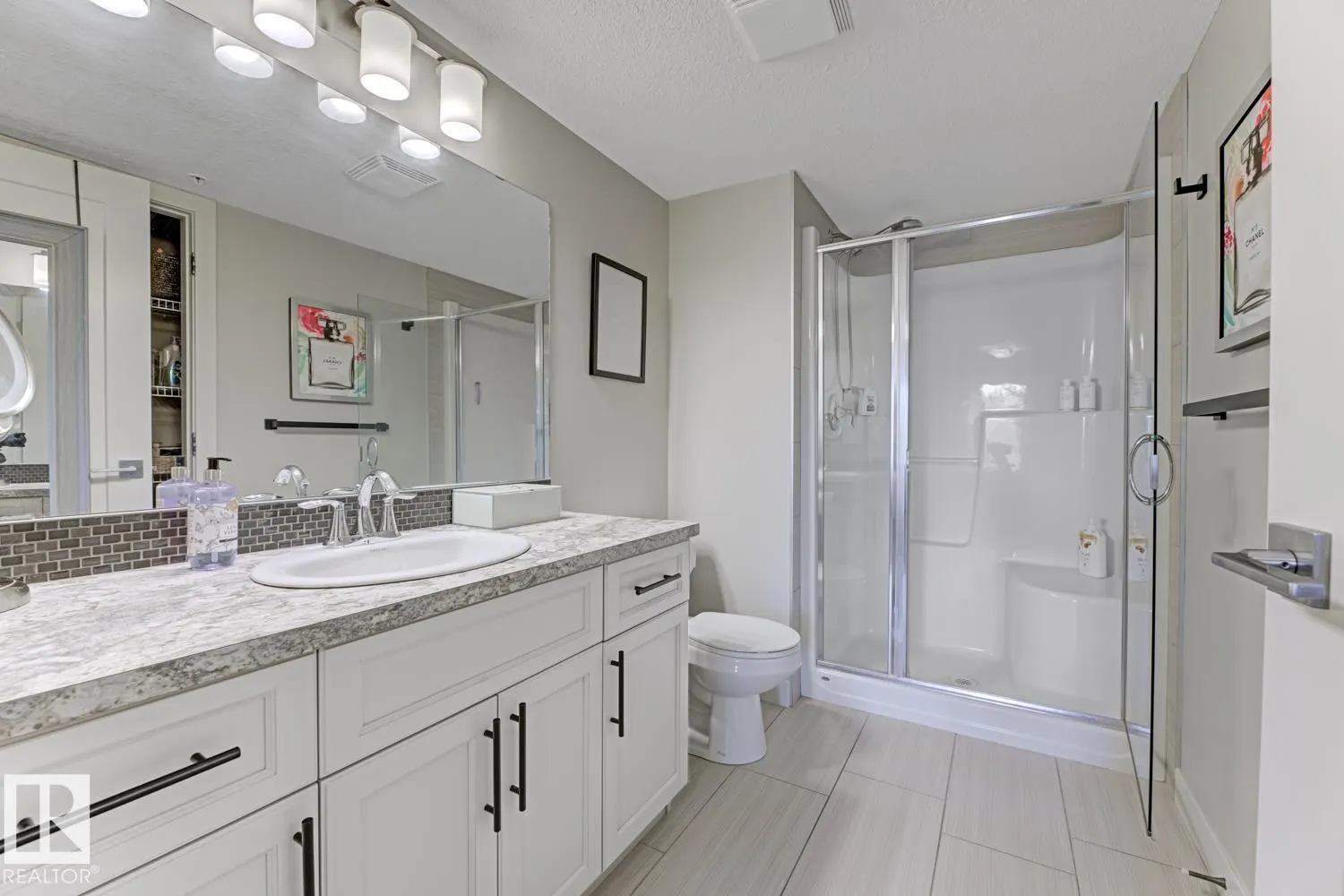 #210 5029 EDGEMONT BV NW