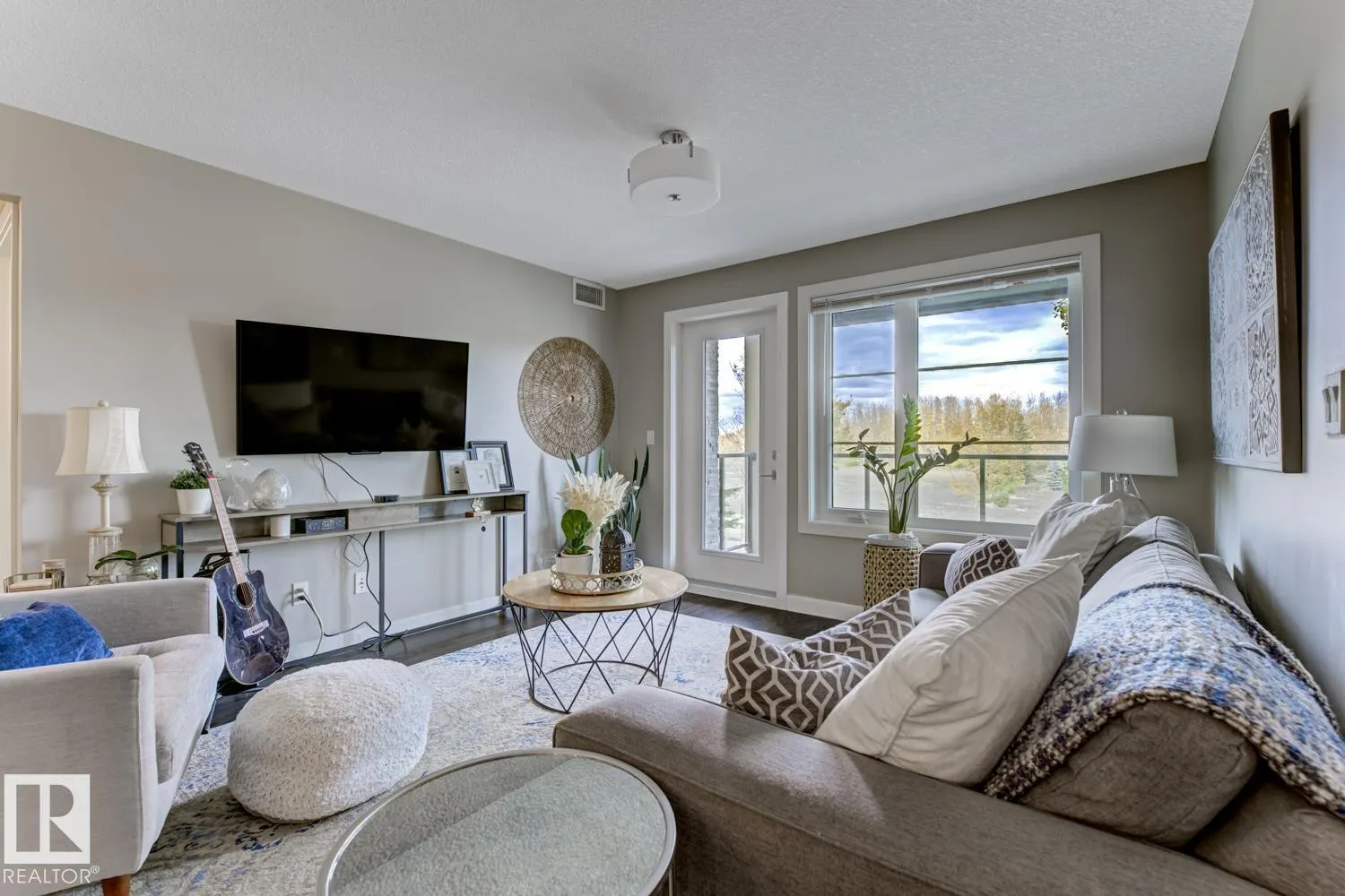 #210 5029 EDGEMONT BV NW