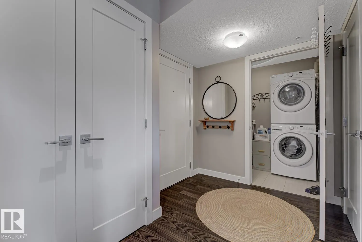 #210 5029 EDGEMONT BV NW