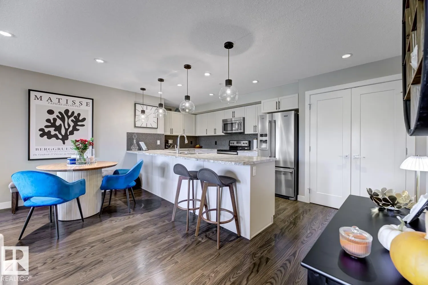 #210 5029 EDGEMONT BV NW