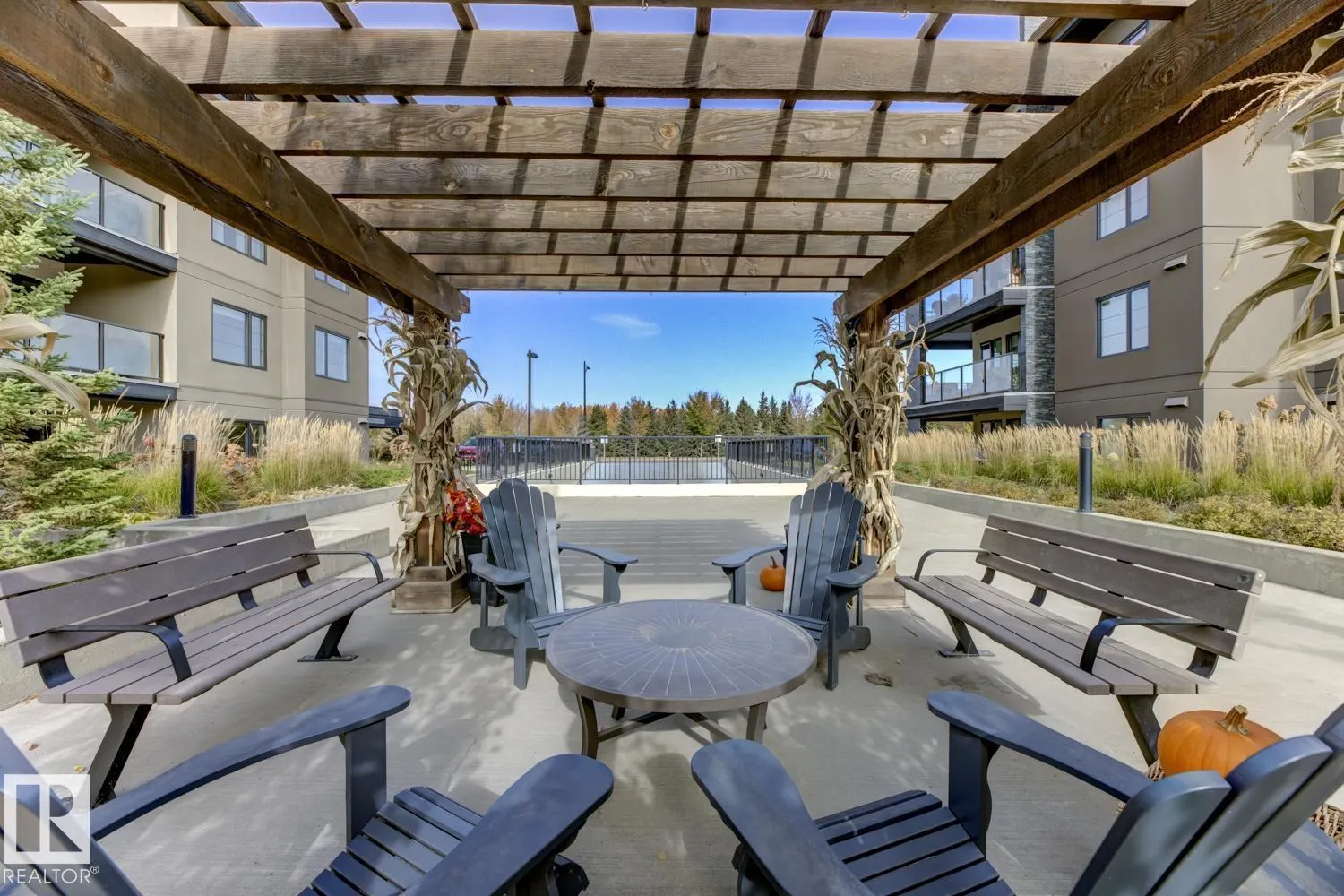 #210 5029 EDGEMONT BV NW