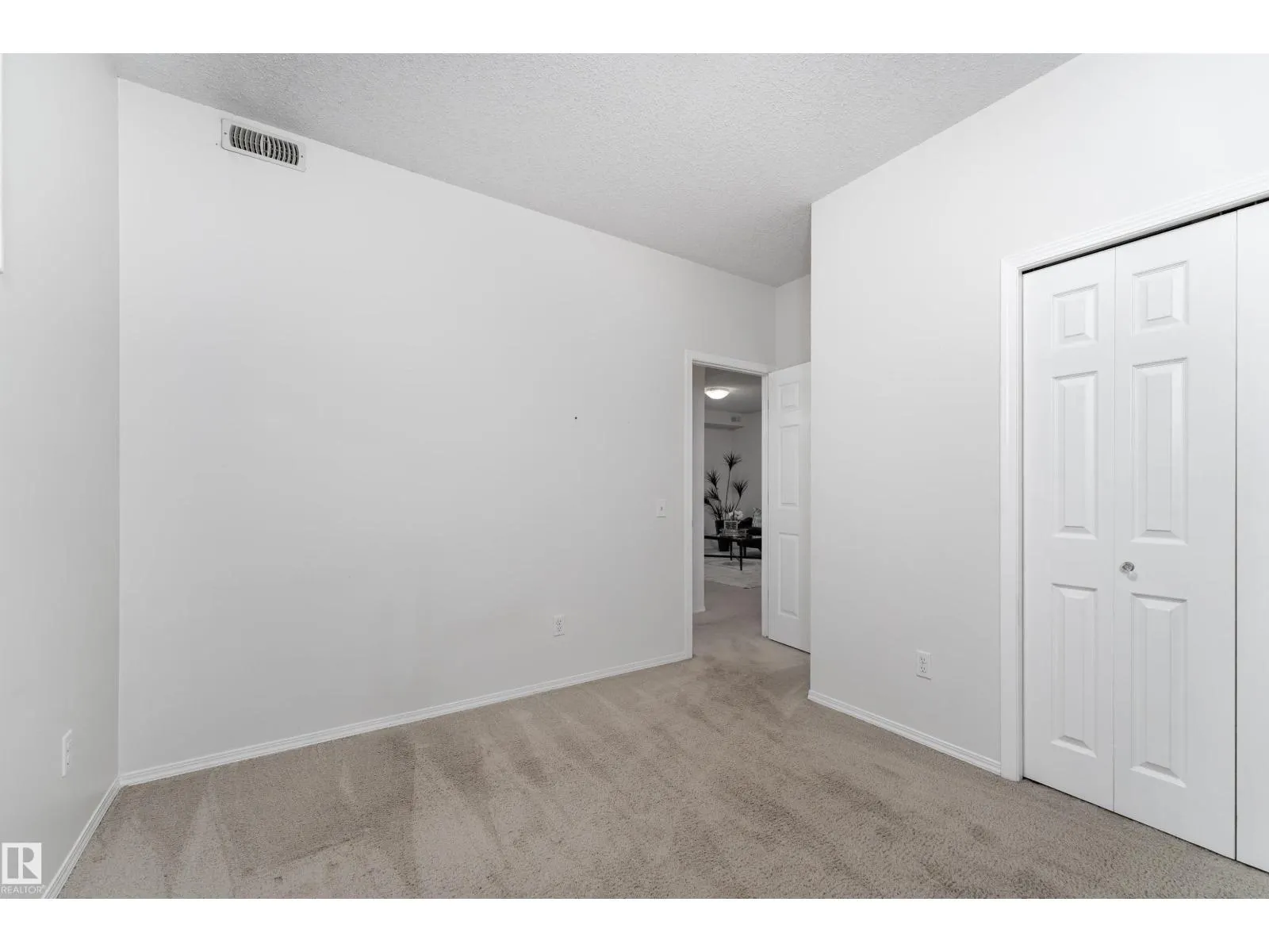 #22 6520 2 AV SW