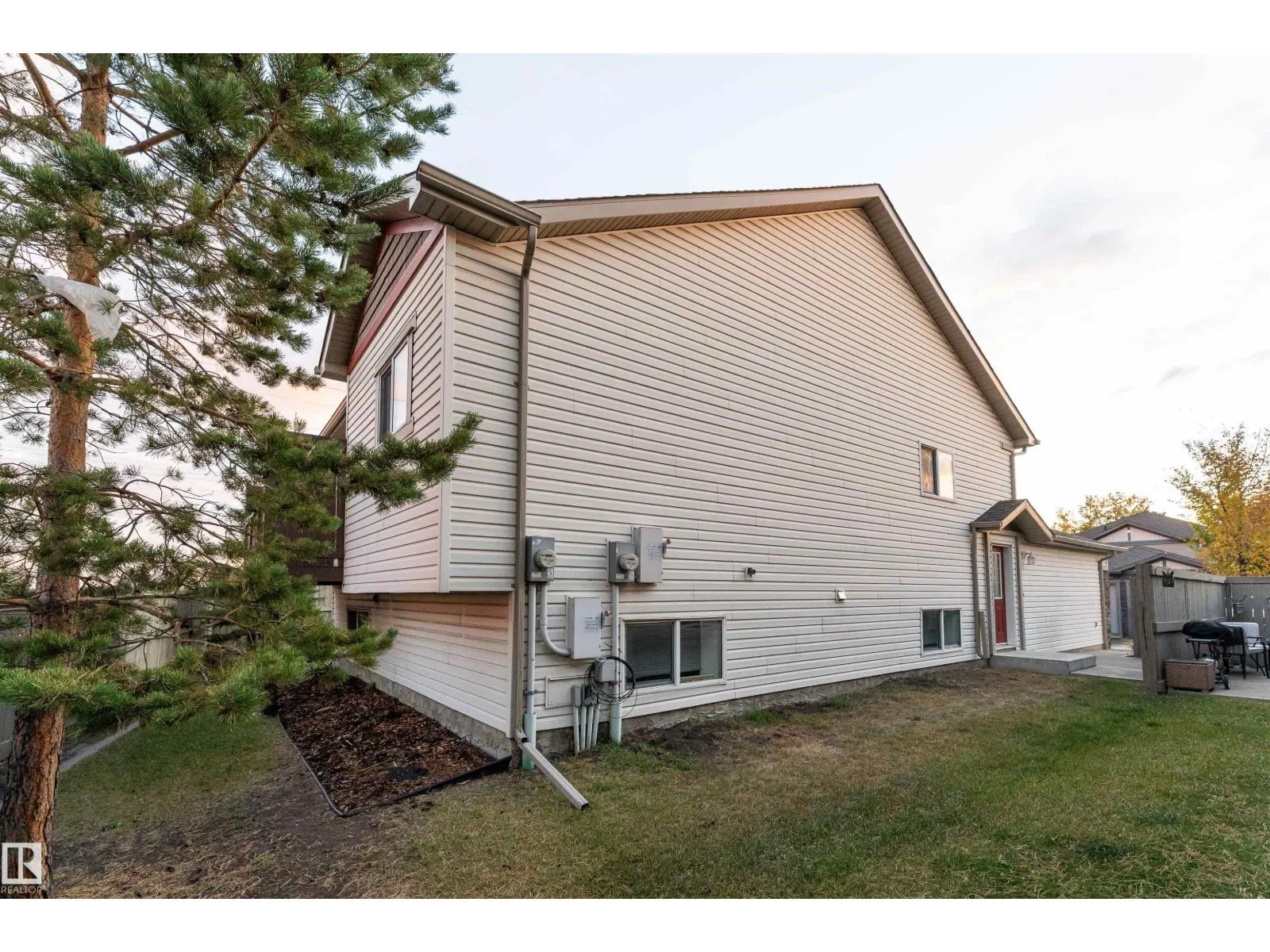 #22 6520 2 AV SW