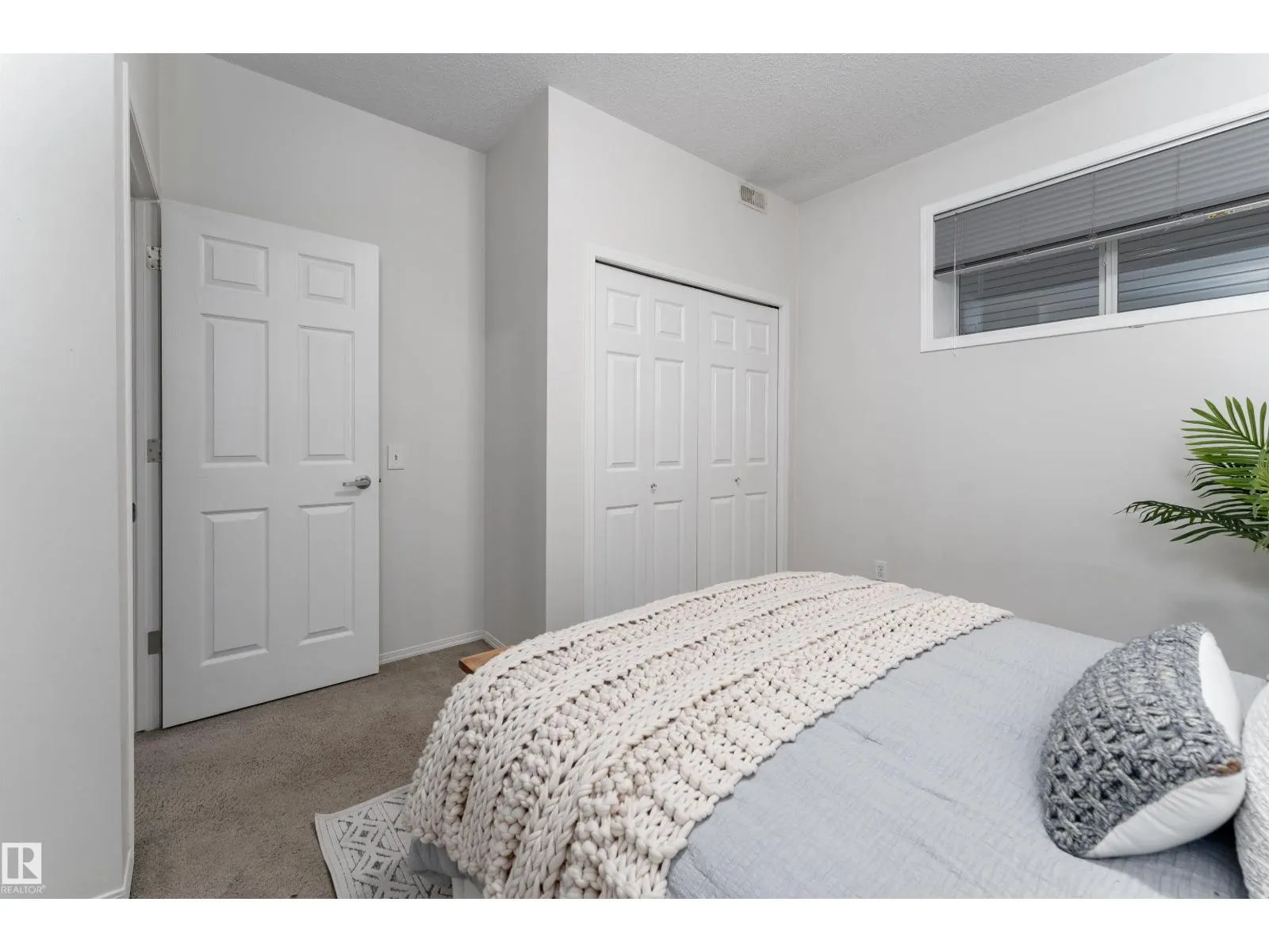 #22 6520 2 AV SW