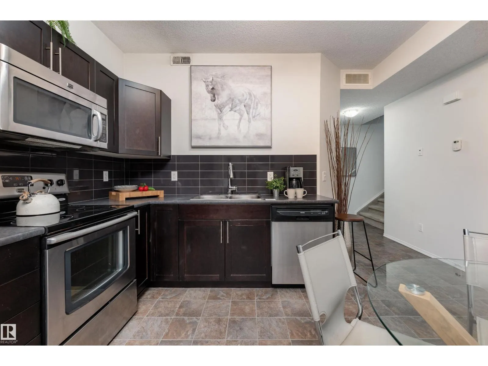 #22 6520 2 AV SW