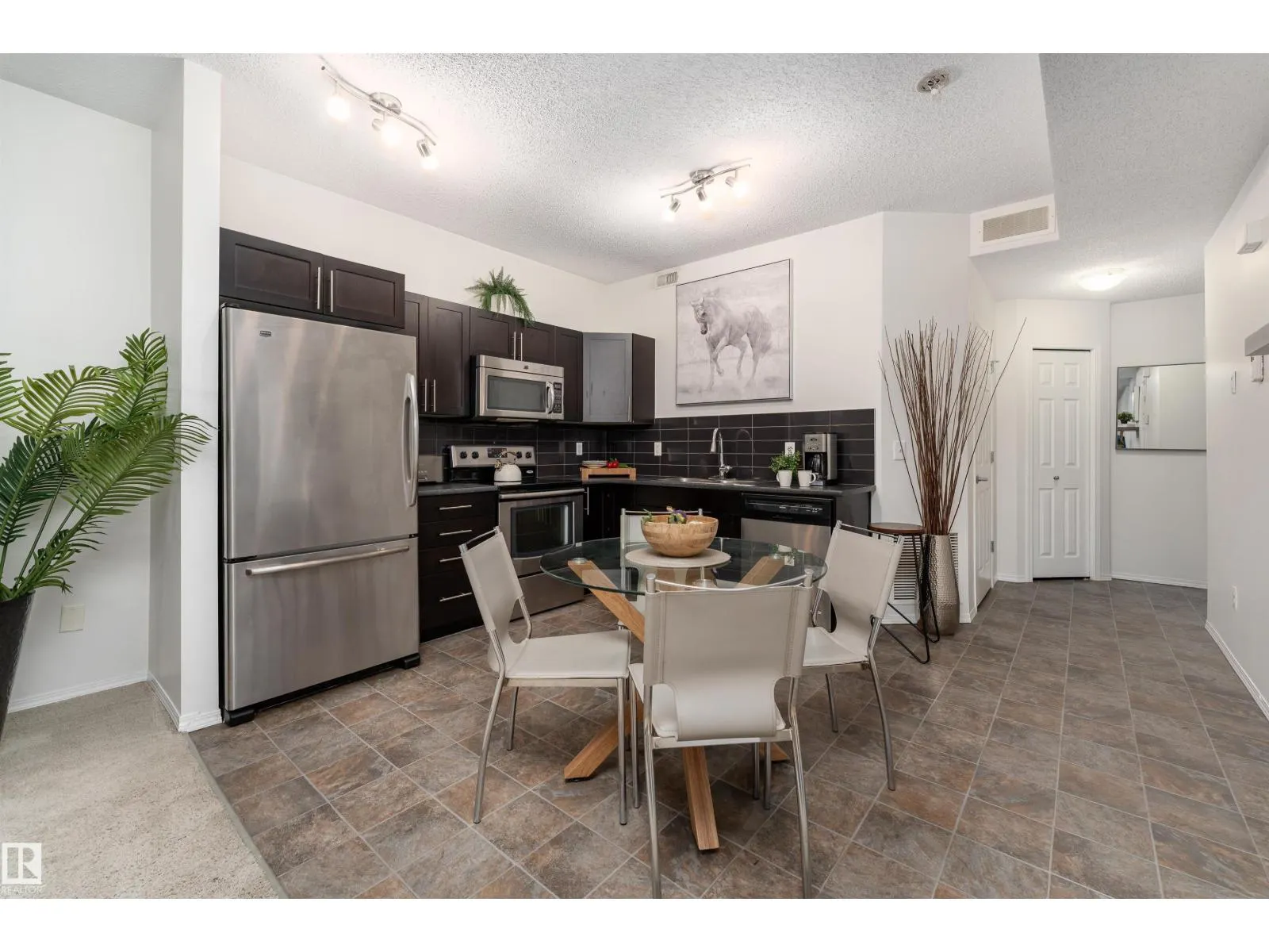 #22 6520 2 AV SW