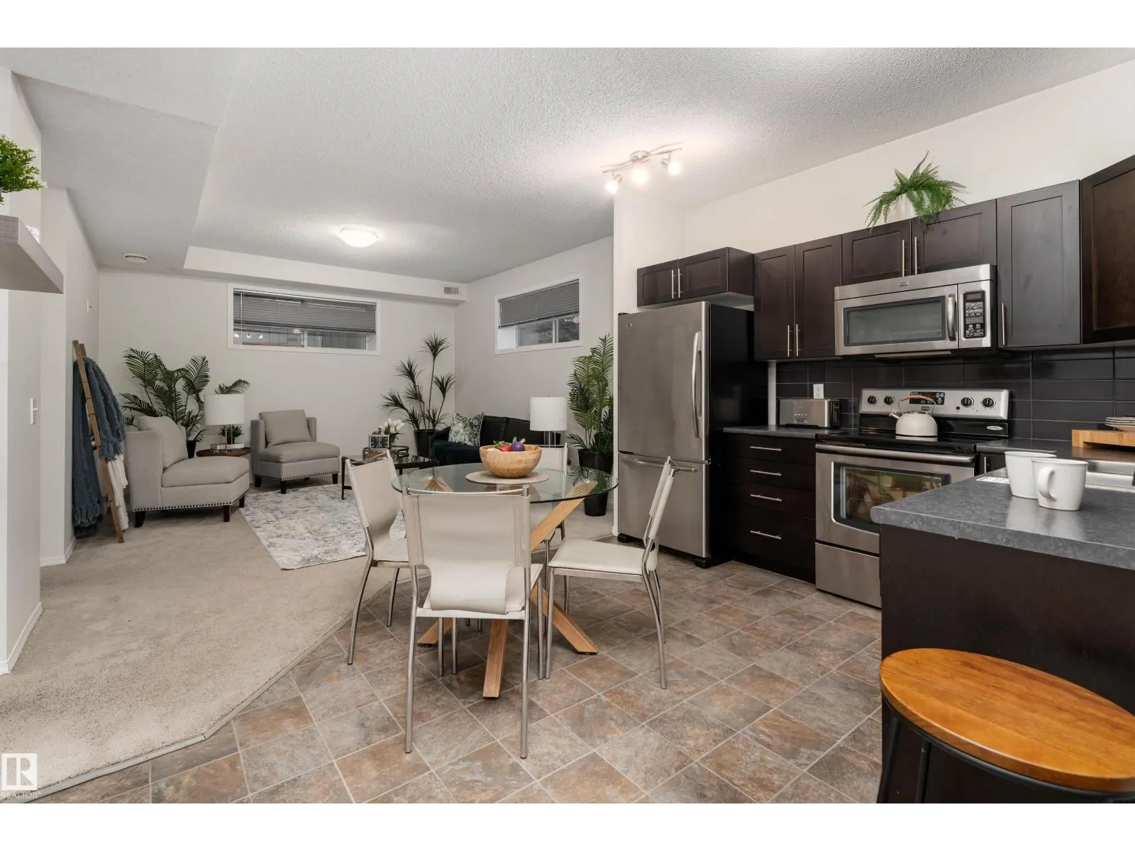#22 6520 2 AV SW