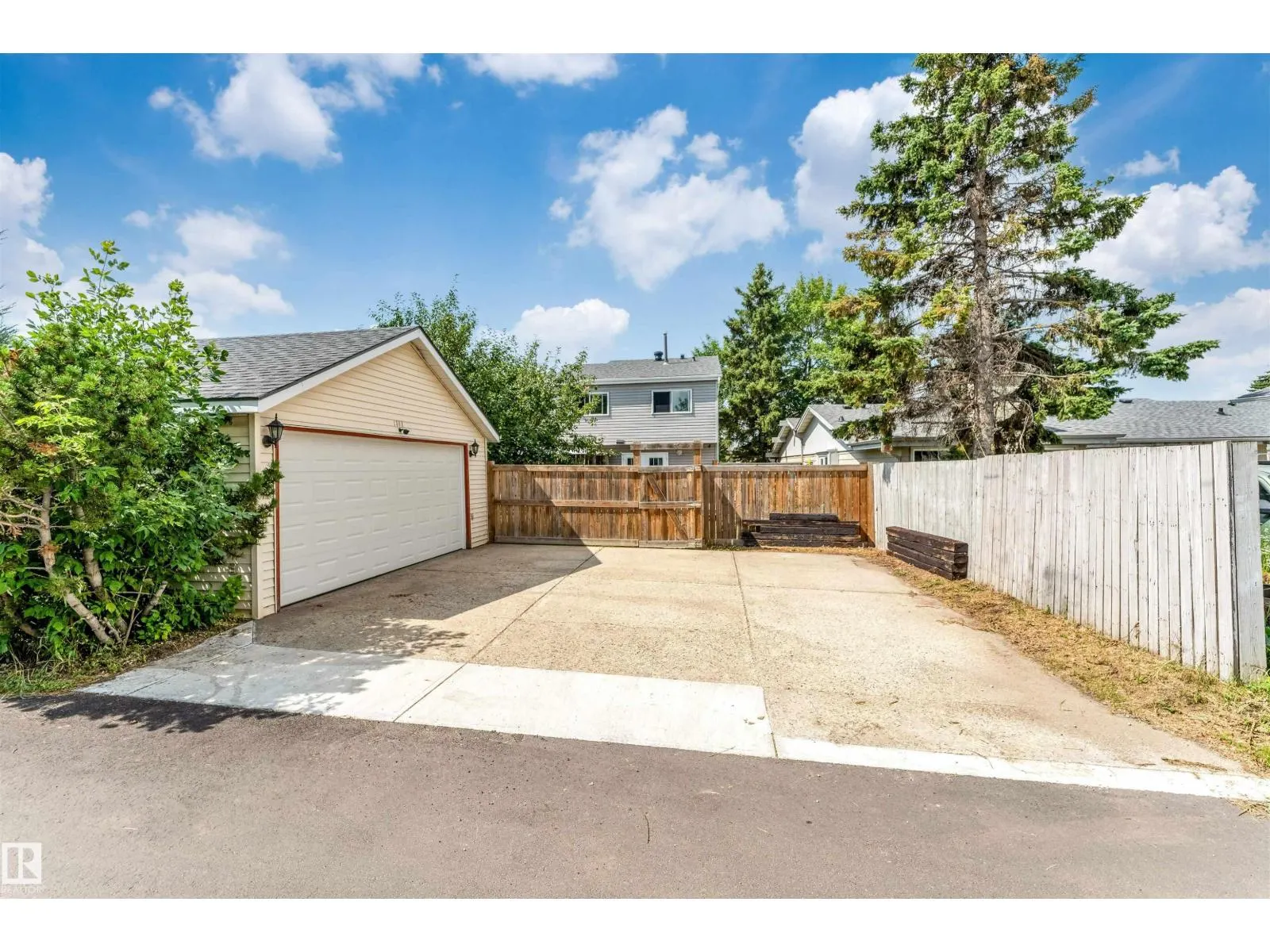 1303 37 ST NW